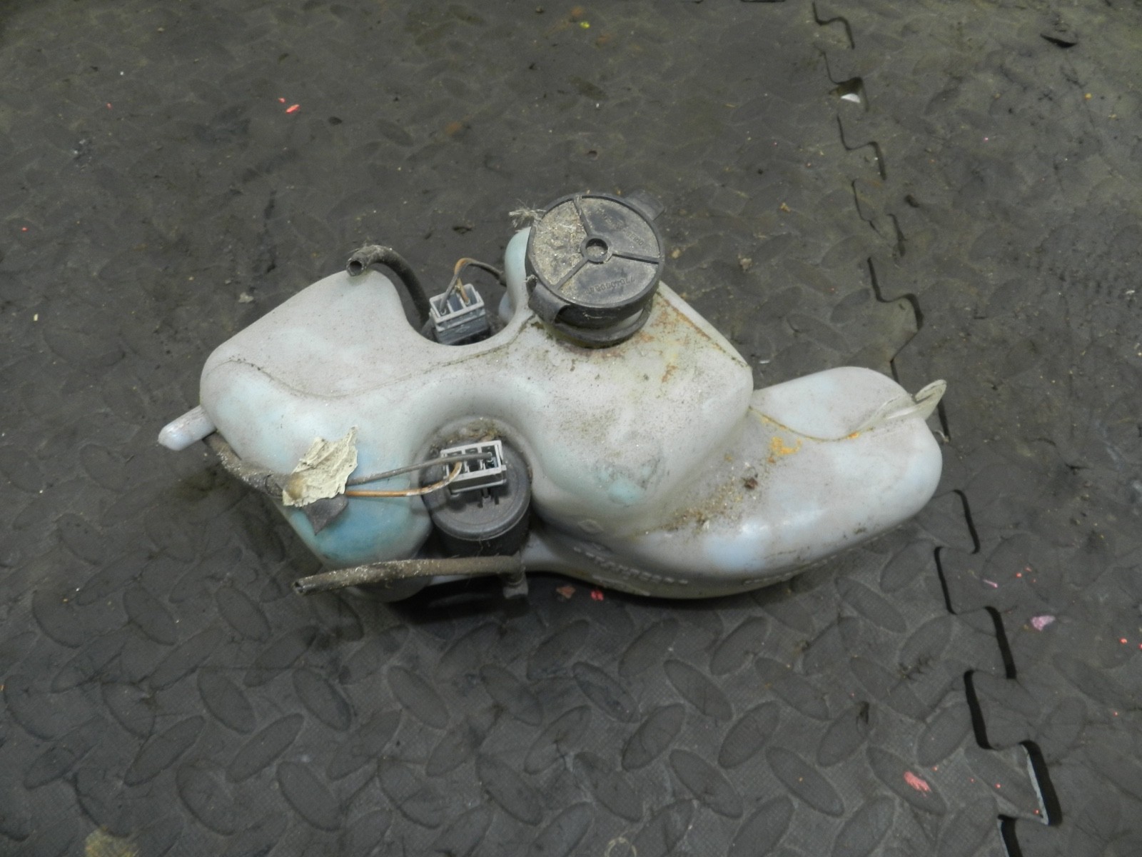 181. RENAULT 5 R5 NOT RS TURBO. SCREEN WASH WASHER BOTTLE AND PUMPS - Image 3