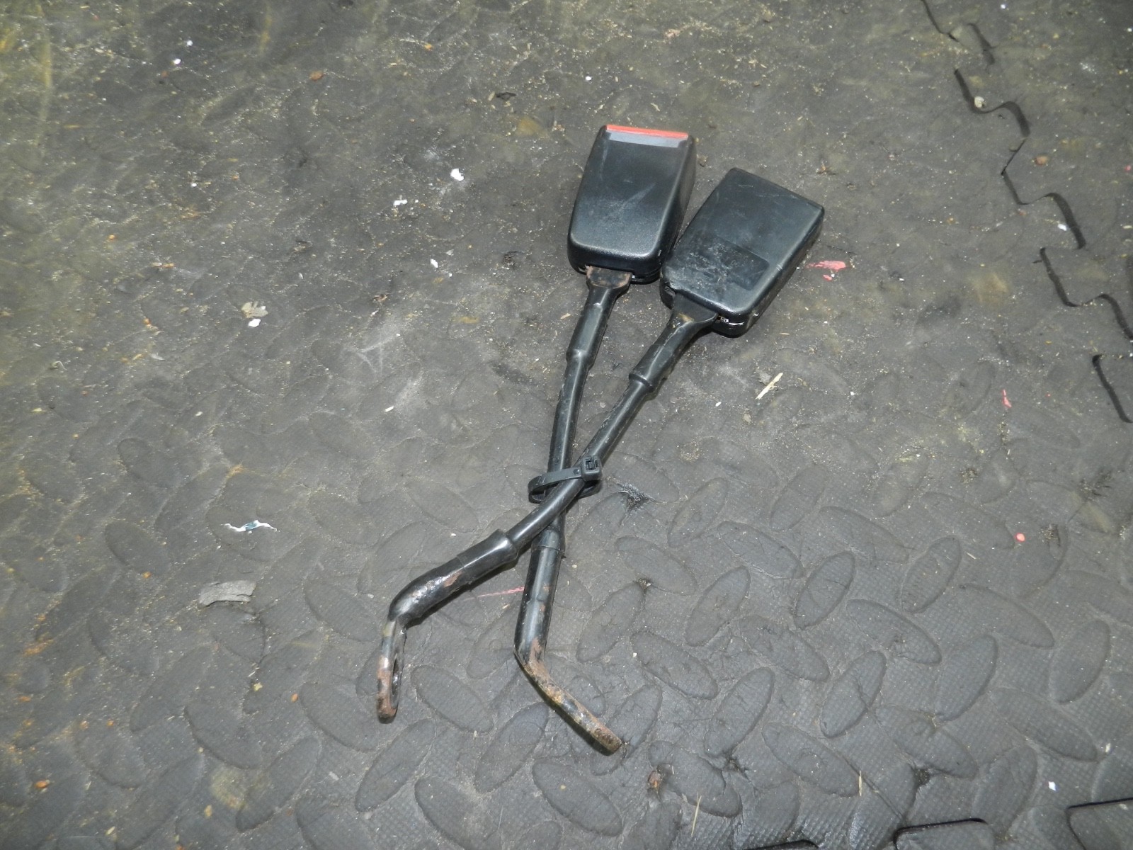 181. RENAULT 5 R5 NOT RS TURBO. FRONT SEAT BELT BUCKLE 1x SUPPLIED - Image 2