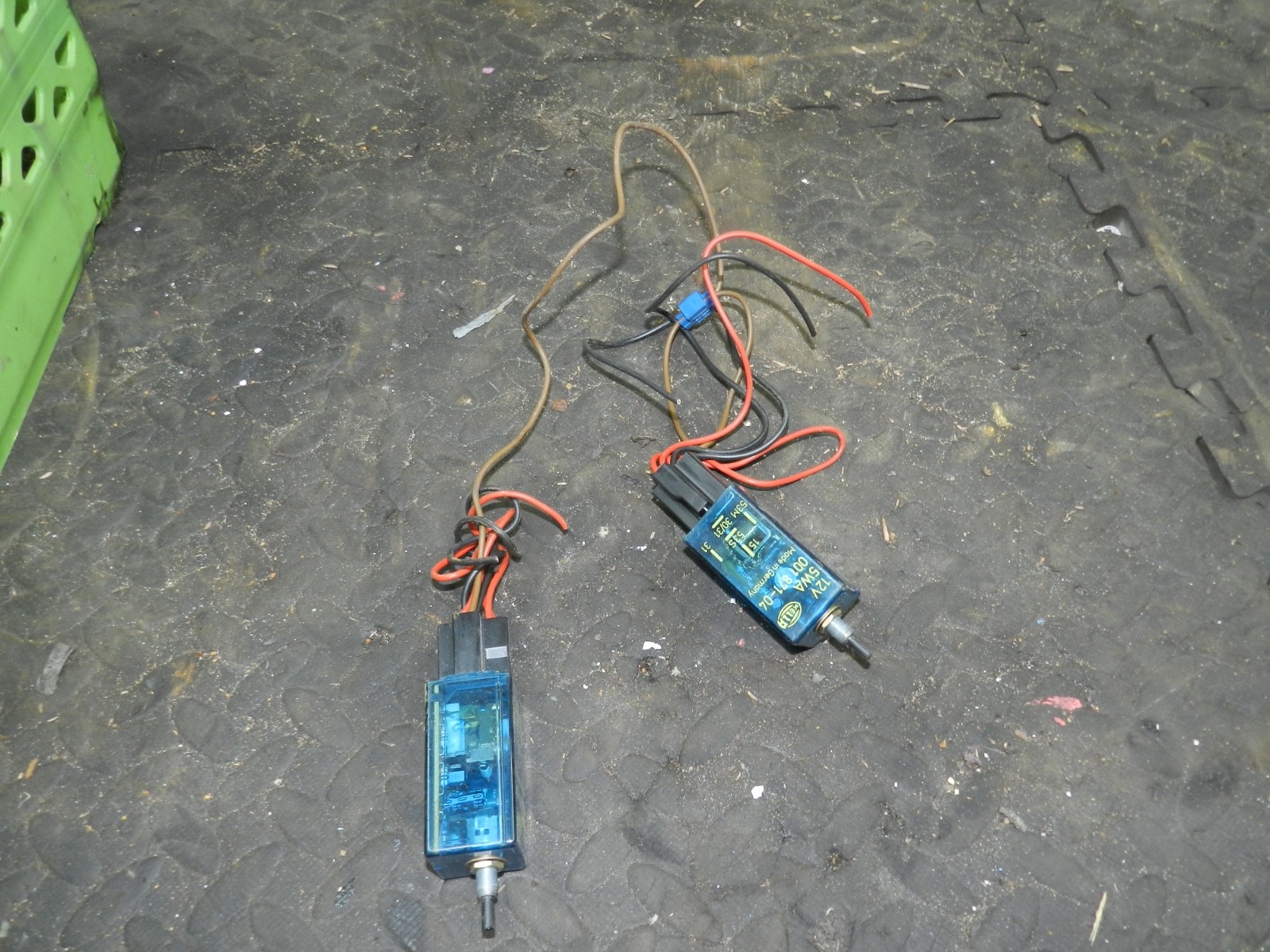 181. RENAULT 5 R5 NOT RS TURBO. PAIR OF RELAYS 5WA 001871-04