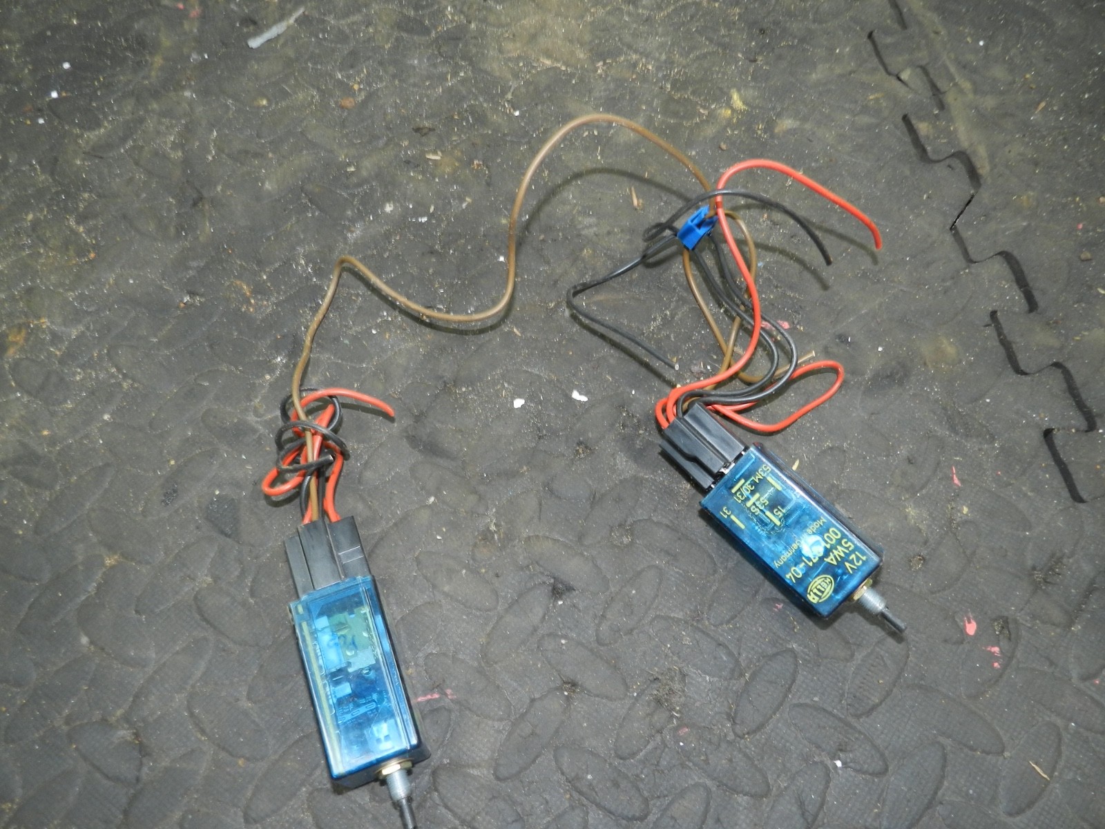 181. RENAULT 5 R5 NOT RS TURBO. PAIR OF RELAYS 5WA 001871-04 - Image 2