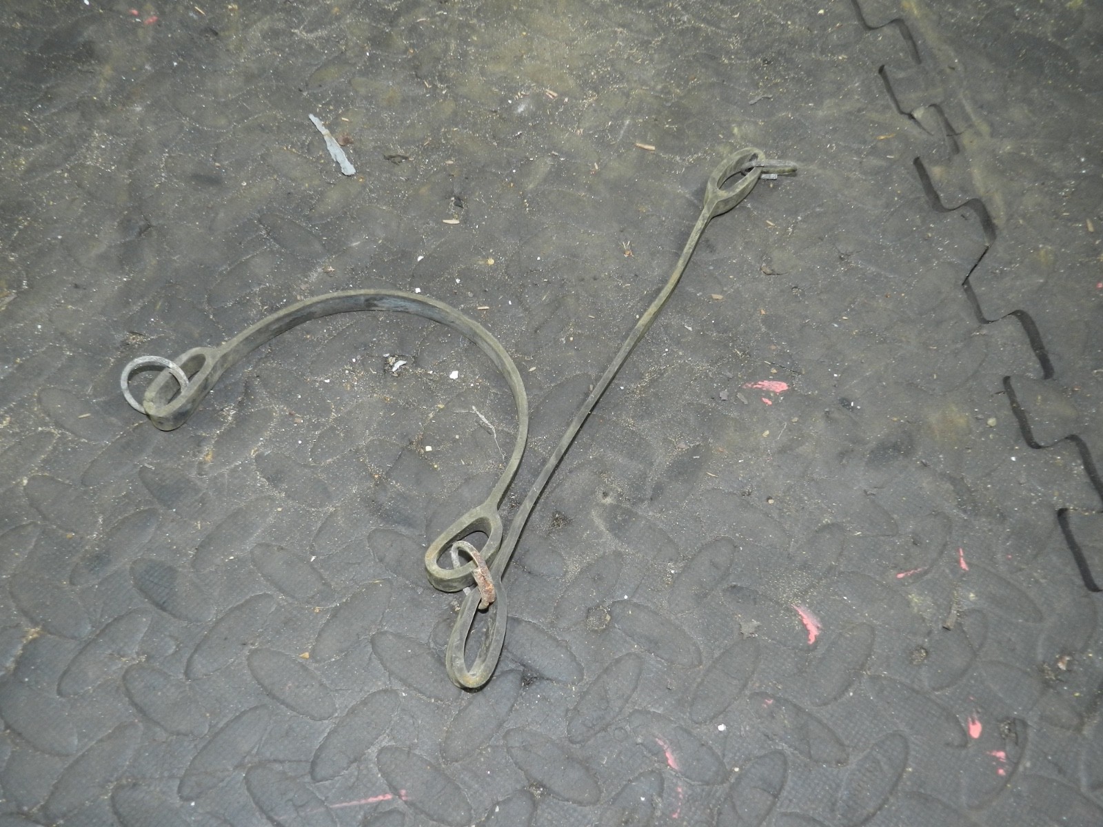 181. RENAULT 5 R5 NOT RS TURBO. COOLANT BOTTLE SECURING RUBBER STOPS - Image 2