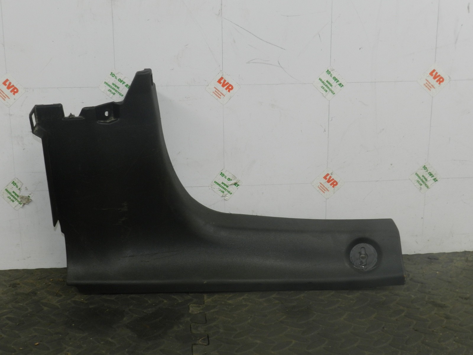 167. 2008 SKODA OCTAVIA SCOUT 4X4. 129868225 PASSENGER SIDE BOOT PILLAR TRIM