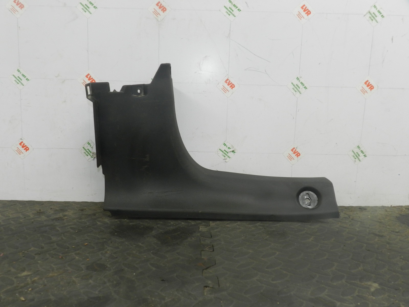 167. 2008 SKODA OCTAVIA SCOUT 4X4. 129868225 PASSENGER SIDE BOOT PILLAR TRIM - Image 2