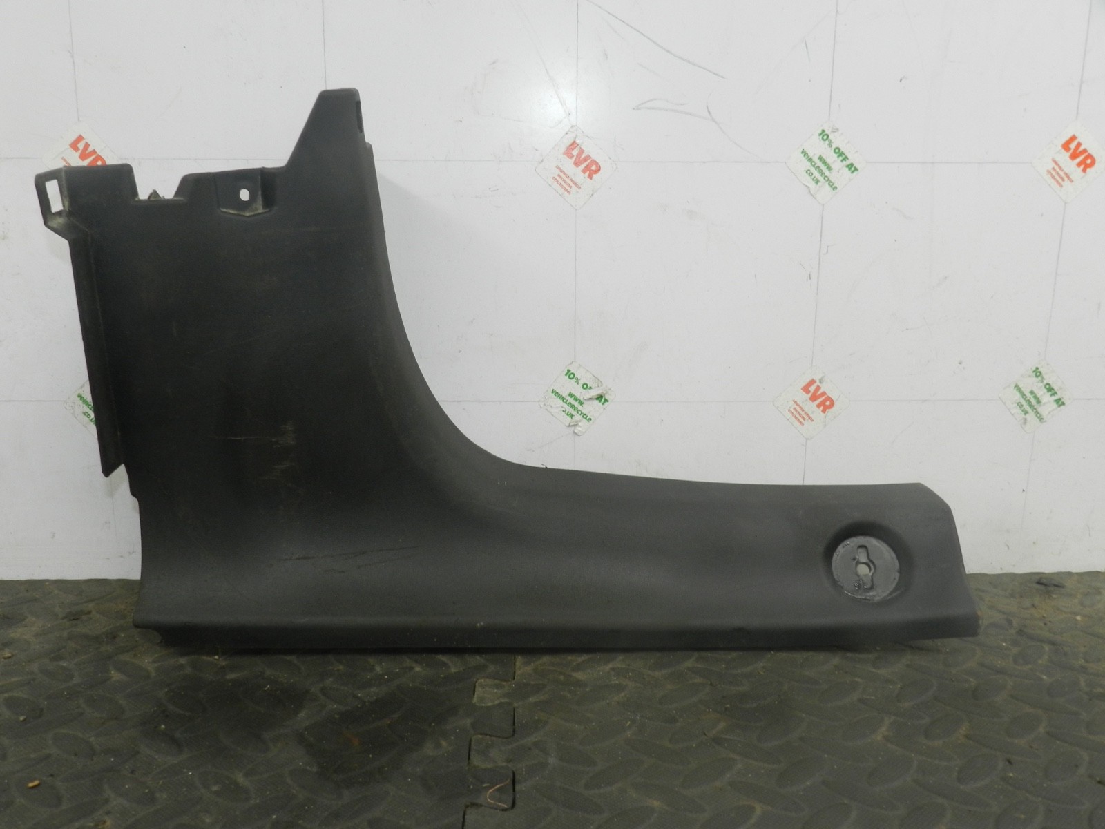 167. 2008 SKODA OCTAVIA SCOUT 4X4. 129868225 PASSENGER SIDE BOOT PILLAR TRIM - Image 3