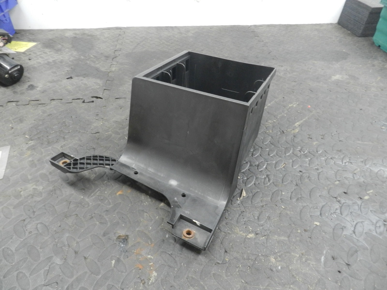 167. 2008 SKODA OCTAVIA SCOUT 4X4. CD MULTIPLAYER SURROUND HOUSING