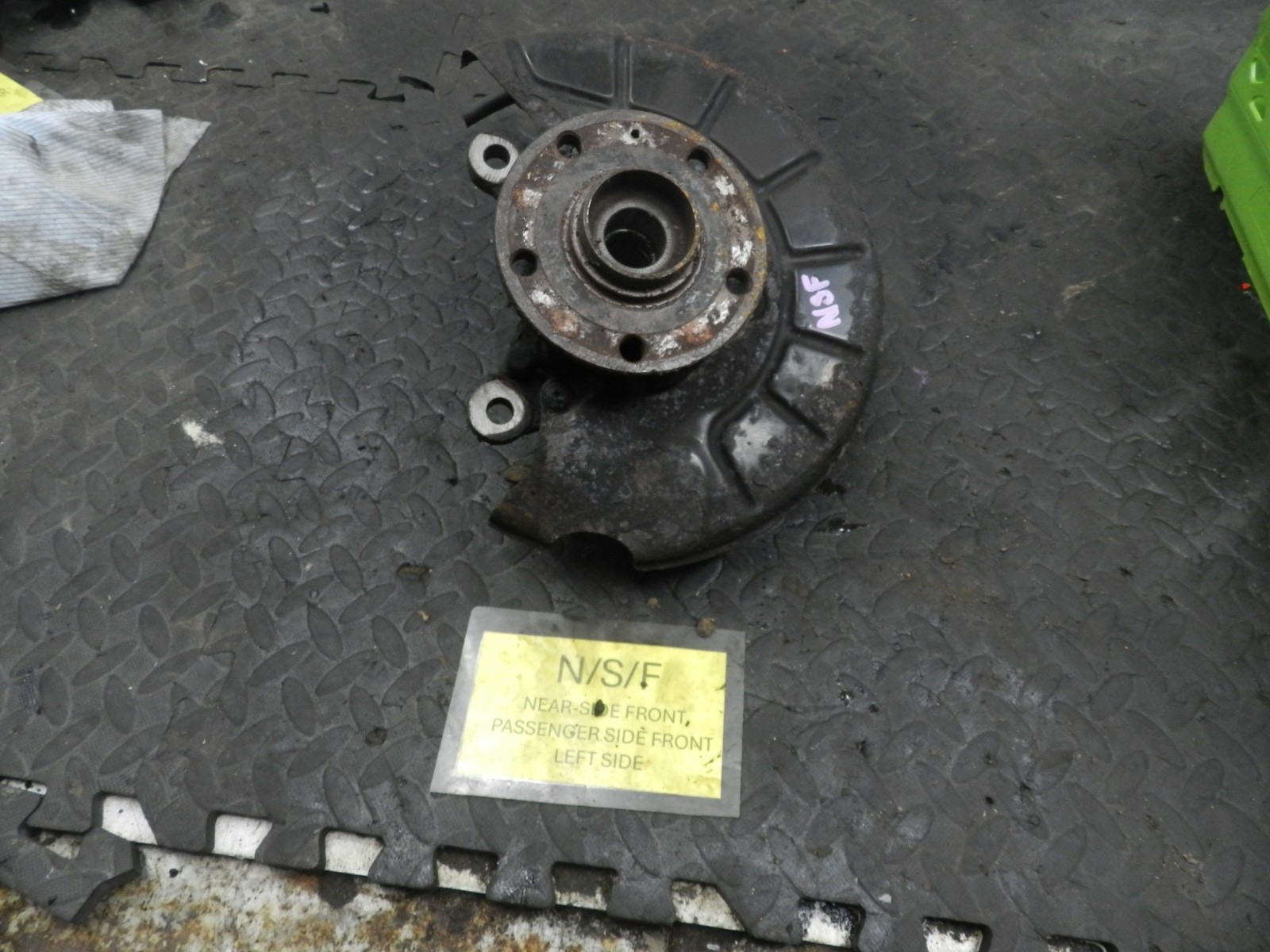 167. 2008 SKODA OCTAVIA SCOUT 4X4. PASSENGER SIDE FRONT WHEEL HUB STUB AXLE