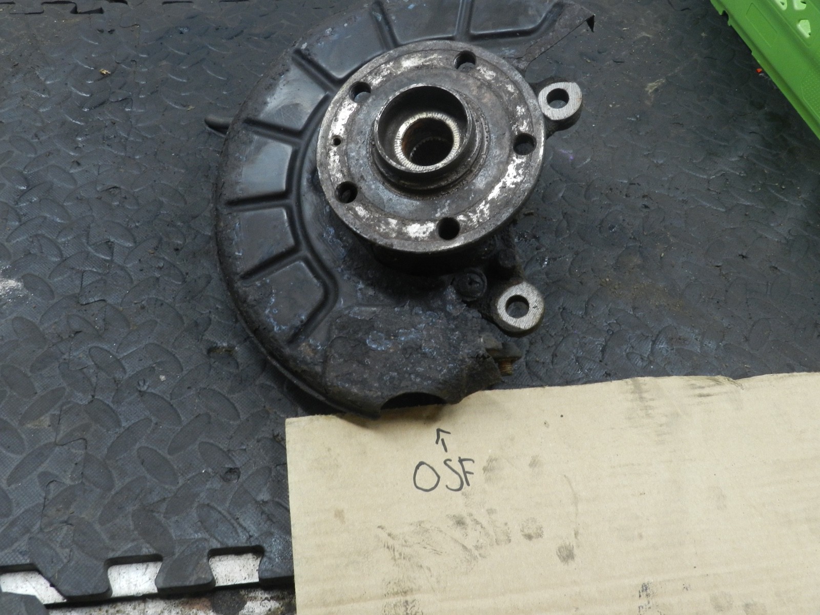 167. 2008 SKODA OCTAVIA SCOUT 4X4. DRIVER SIDE FRONT WHEEL HUB STUB AXLE