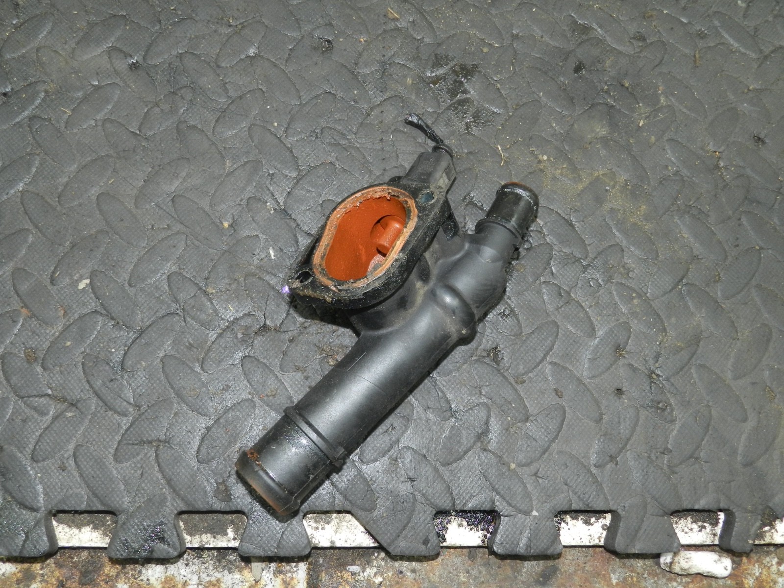 167. 2008 SKODA OCTAVIA SCOUT 4X4. COOLANT PIPE HOUSING TEMP TEMPERATURE SENSOR