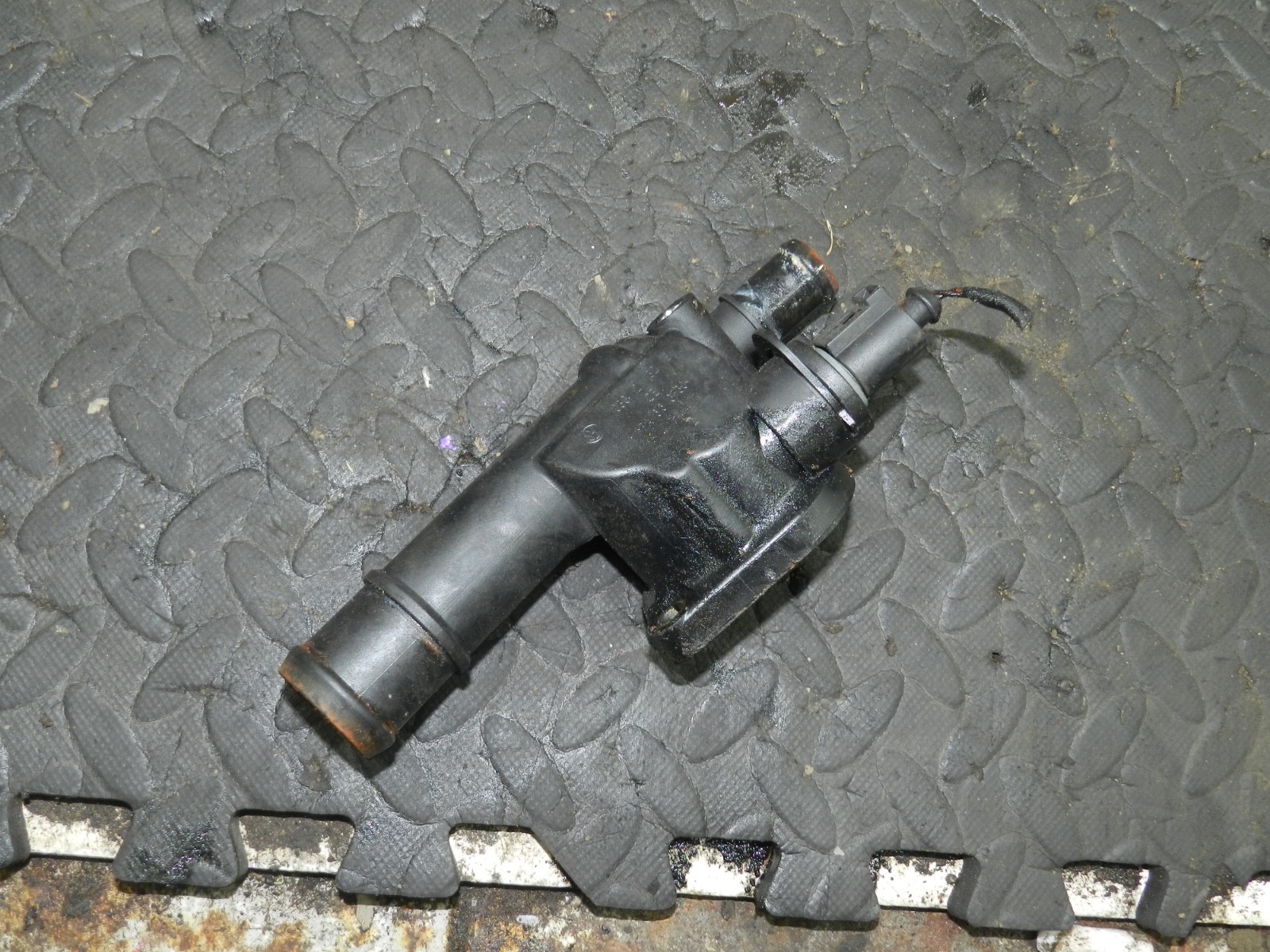 167. 2008 SKODA OCTAVIA SCOUT 4X4. COOLANT PIPE HOUSING TEMP TEMPERATURE SENSOR - Image 2