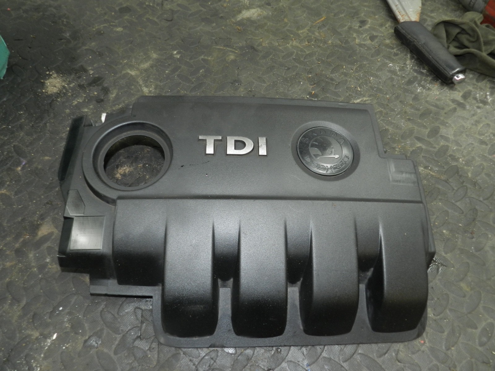 167. 2008 SKODA OCTAVIA SCOUT 4X4. TDi ENGINE COVER