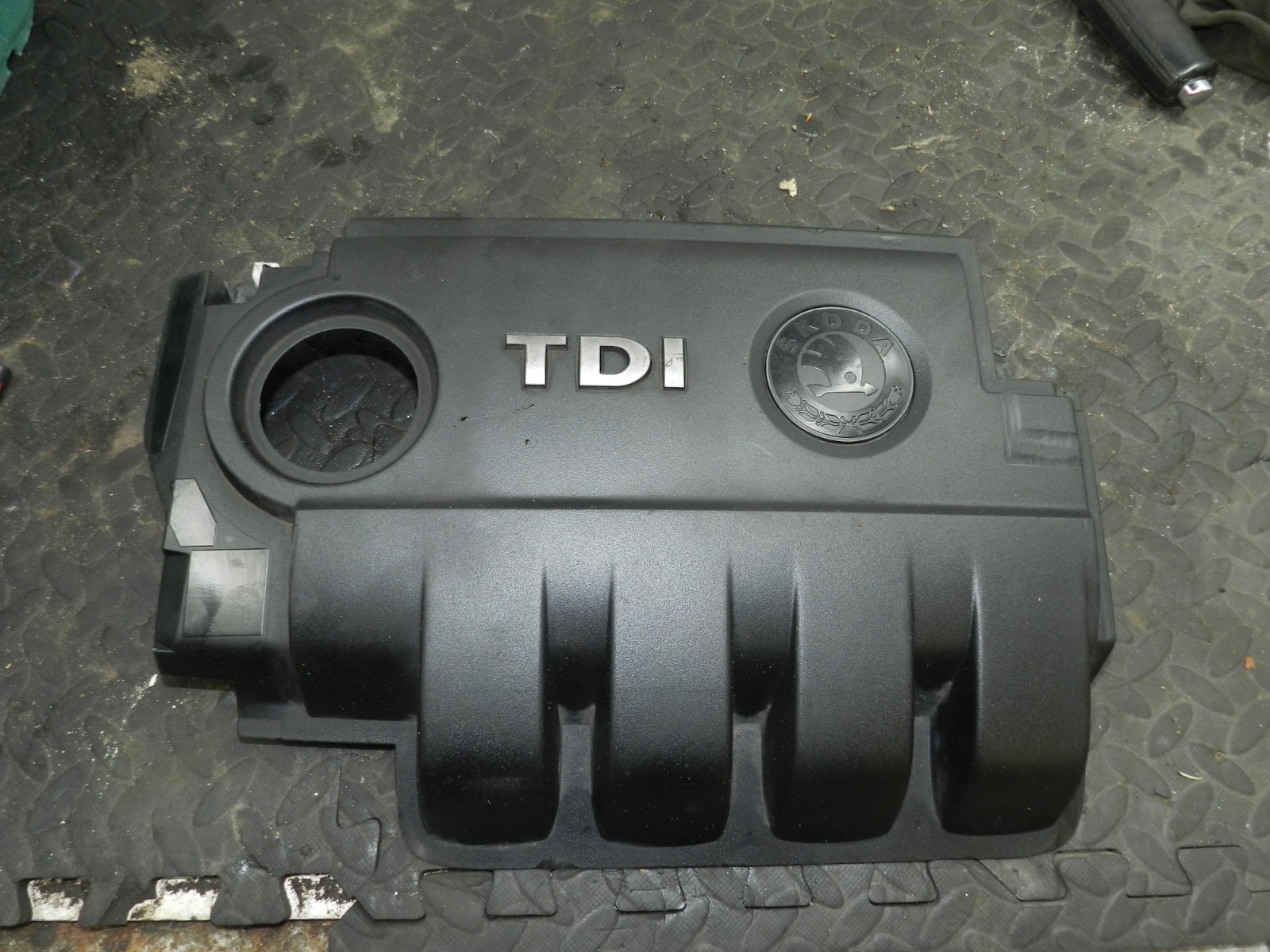 167. 2008 SKODA OCTAVIA SCOUT 4X4. TDi ENGINE COVER - Image 2