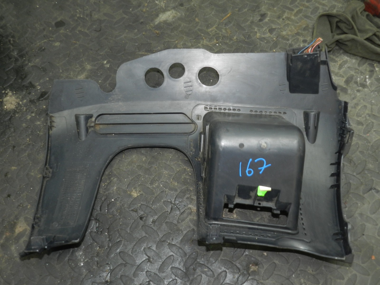 167. 2008 SKODA OCTAVIA SCOUT 4X4. DRIVER SIDE UNDER DASH BOARD TRIM - Image 2