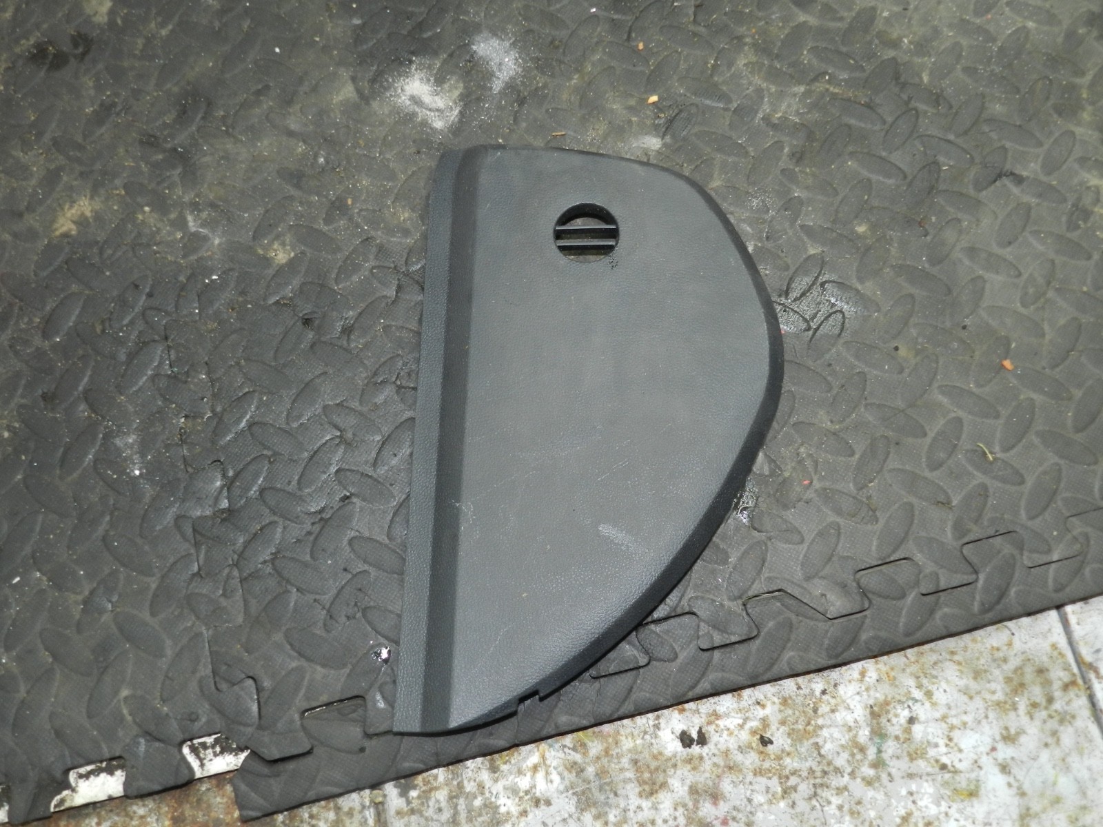 167. 2008 SKODA OCTAVIA SCOUT 4X4. DASH BOARD END TRIM - Image 2