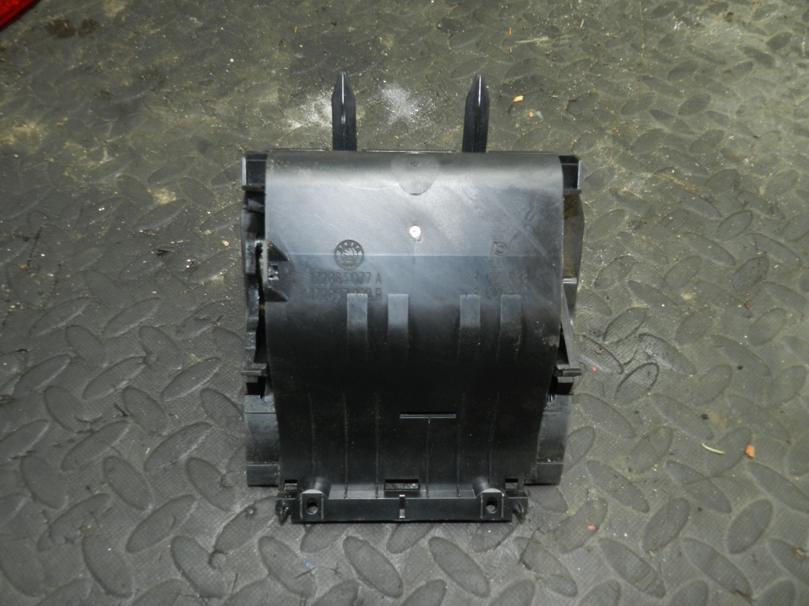 167. 2008 SKODA OCTAVIA SCOUT 4X4. CENTRE CONSOLE STORAGE POCKET - Image 3