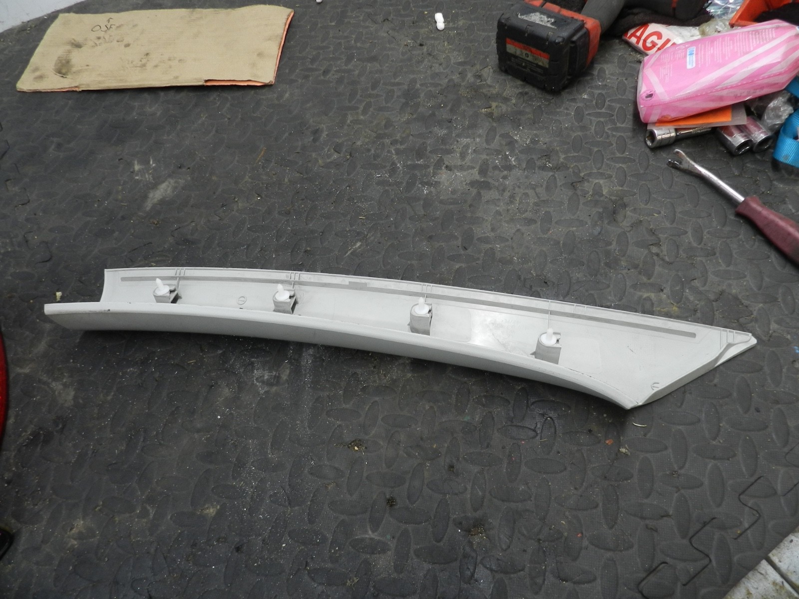 167. 2008 SKODA OCTAVIA SCOUT 4X4. DRIVER SIDE A PILLAR TRIM - Image 2