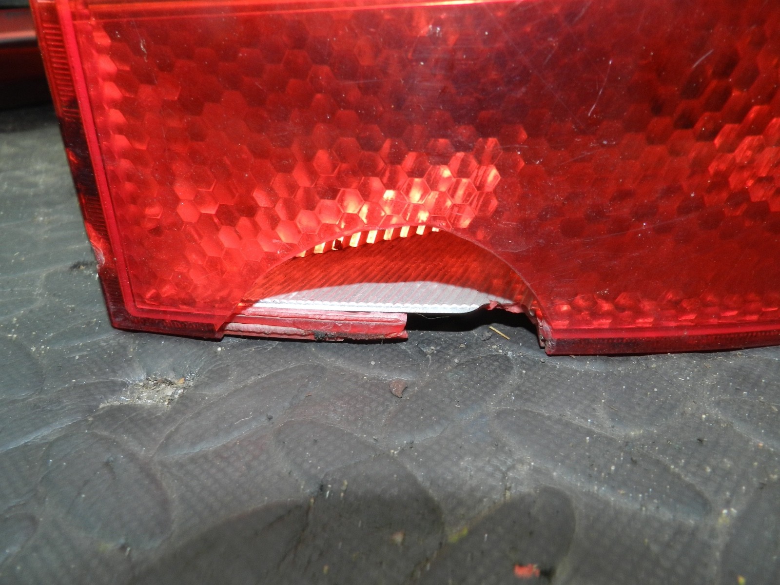 167. 2008 SKODA OCTAVIA SCOUT 4X4. DRIVER SIDE REAR LIGHT UNIT CHIPPED - Image 2