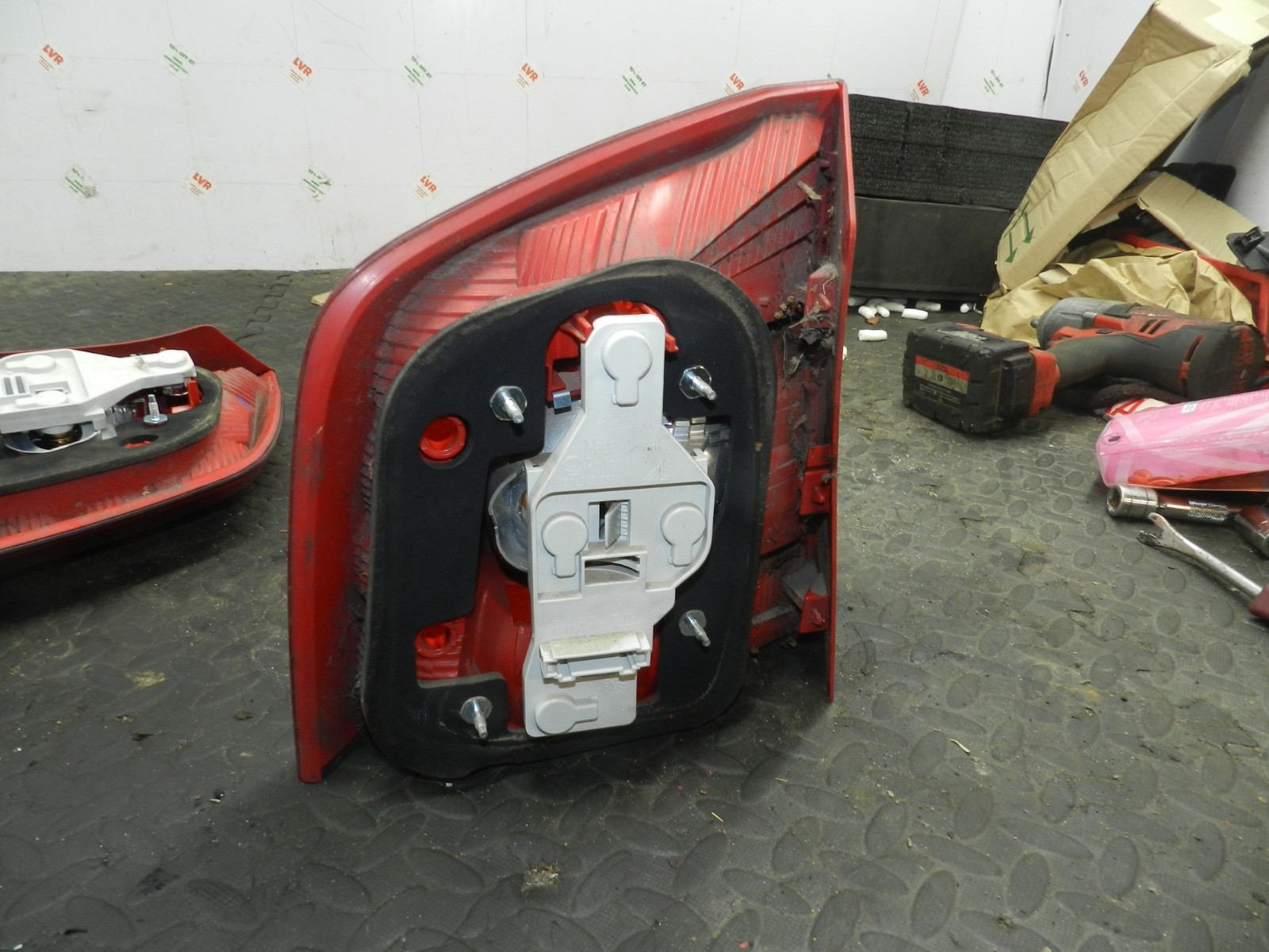 167. 2008 SKODA OCTAVIA SCOUT 4X4. DRIVER SIDE REAR LIGHT UNIT CHIPPED - Image 3