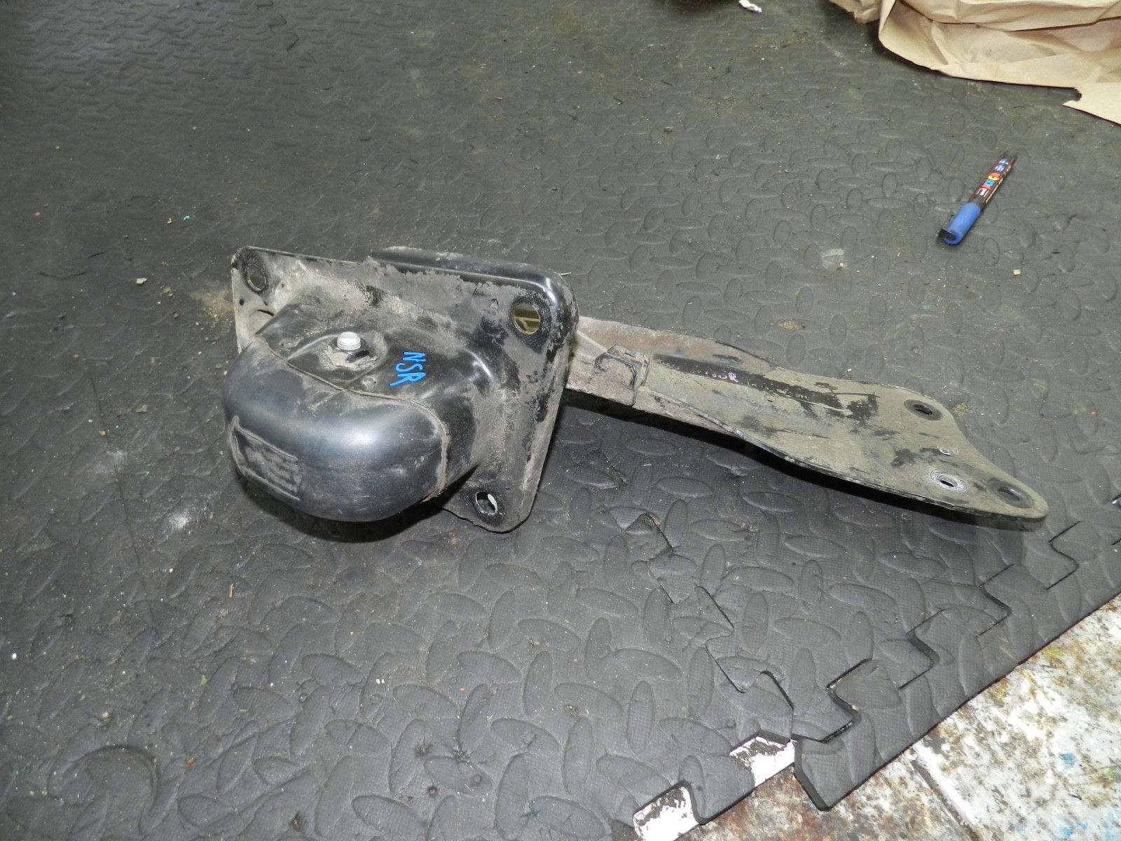 167. 2008 SKODA OCTAVIA SCOUT 4X4. PASSENGER SIDE REAR SUSPENSION AXLE MOUNT