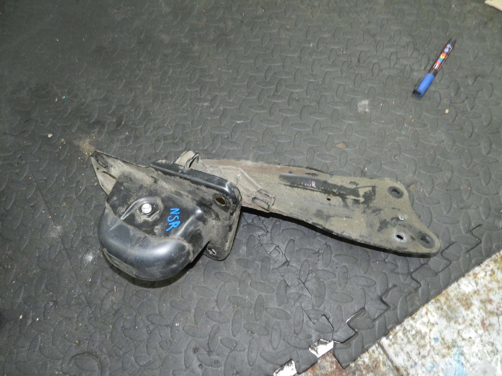 167. 2008 SKODA OCTAVIA SCOUT 4X4. PASSENGER SIDE REAR SUSPENSION AXLE MOUNT - Image 2