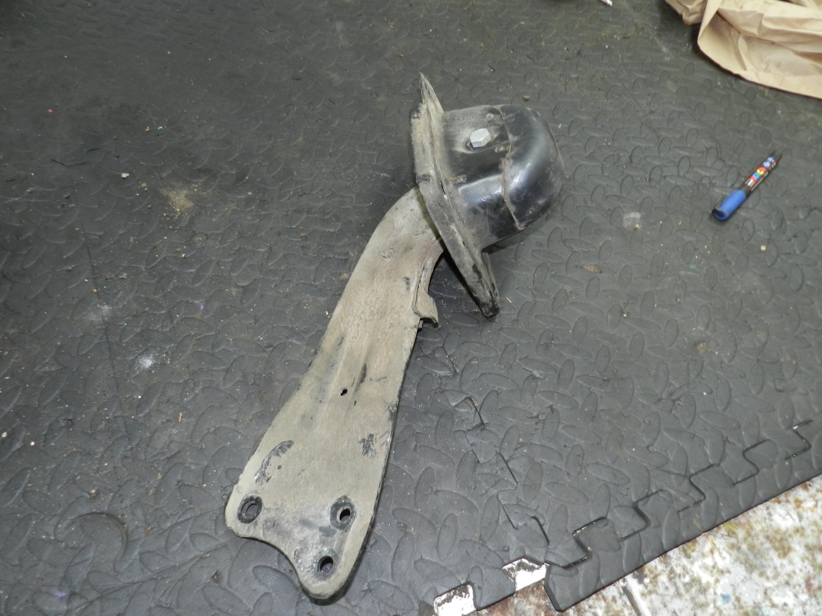 167. 2008 SKODA OCTAVIA SCOUT 4X4. PASSENGER SIDE REAR SUSPENSION AXLE MOUNT - Image 3