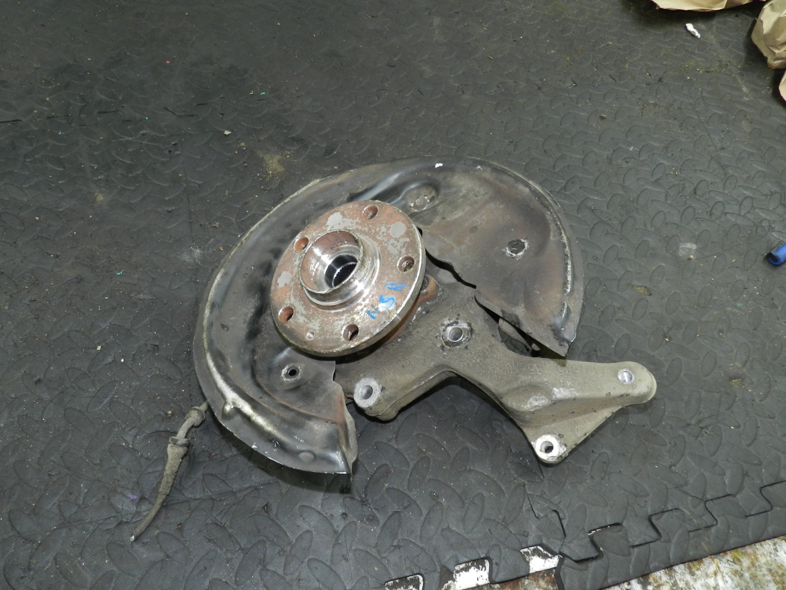 167. 2008 SKODA OCTAVIA SCOUT 4X4. PASSENGER SIDE REAR WHEEL HUB STUB AXLE