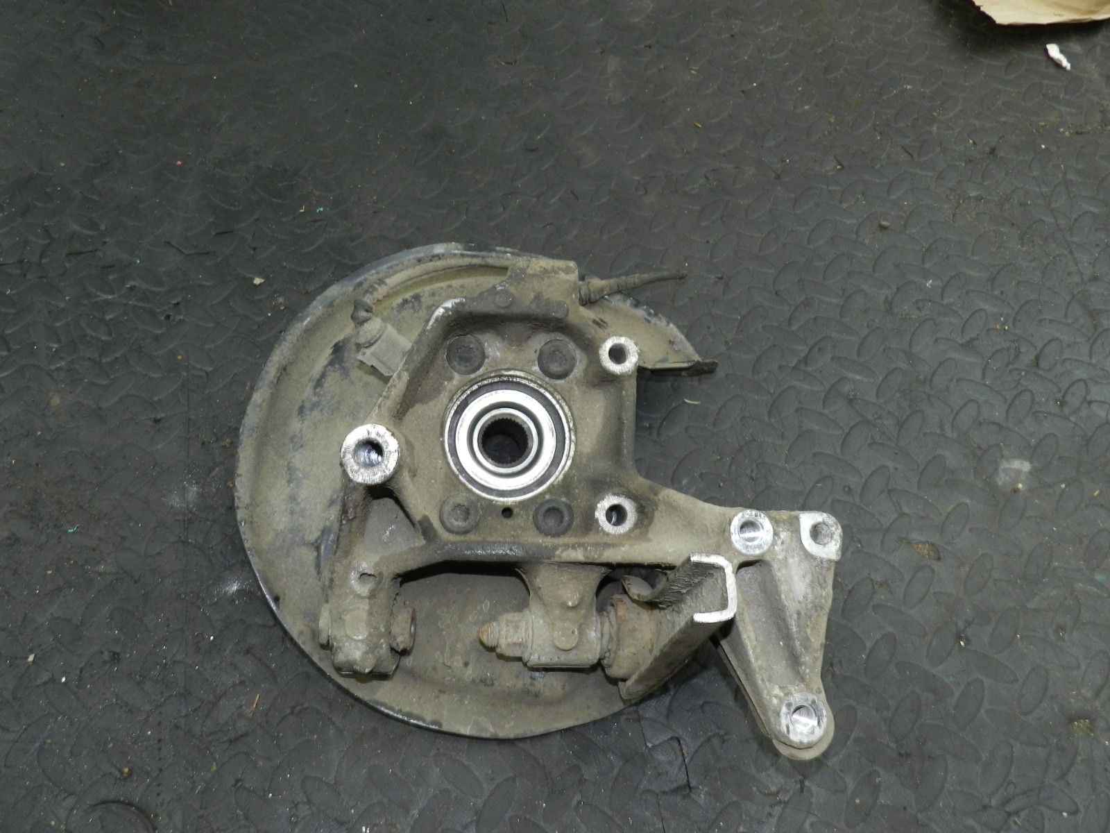 167. 2008 SKODA OCTAVIA SCOUT 4X4. PASSENGER SIDE REAR WHEEL HUB STUB AXLE - Image 2