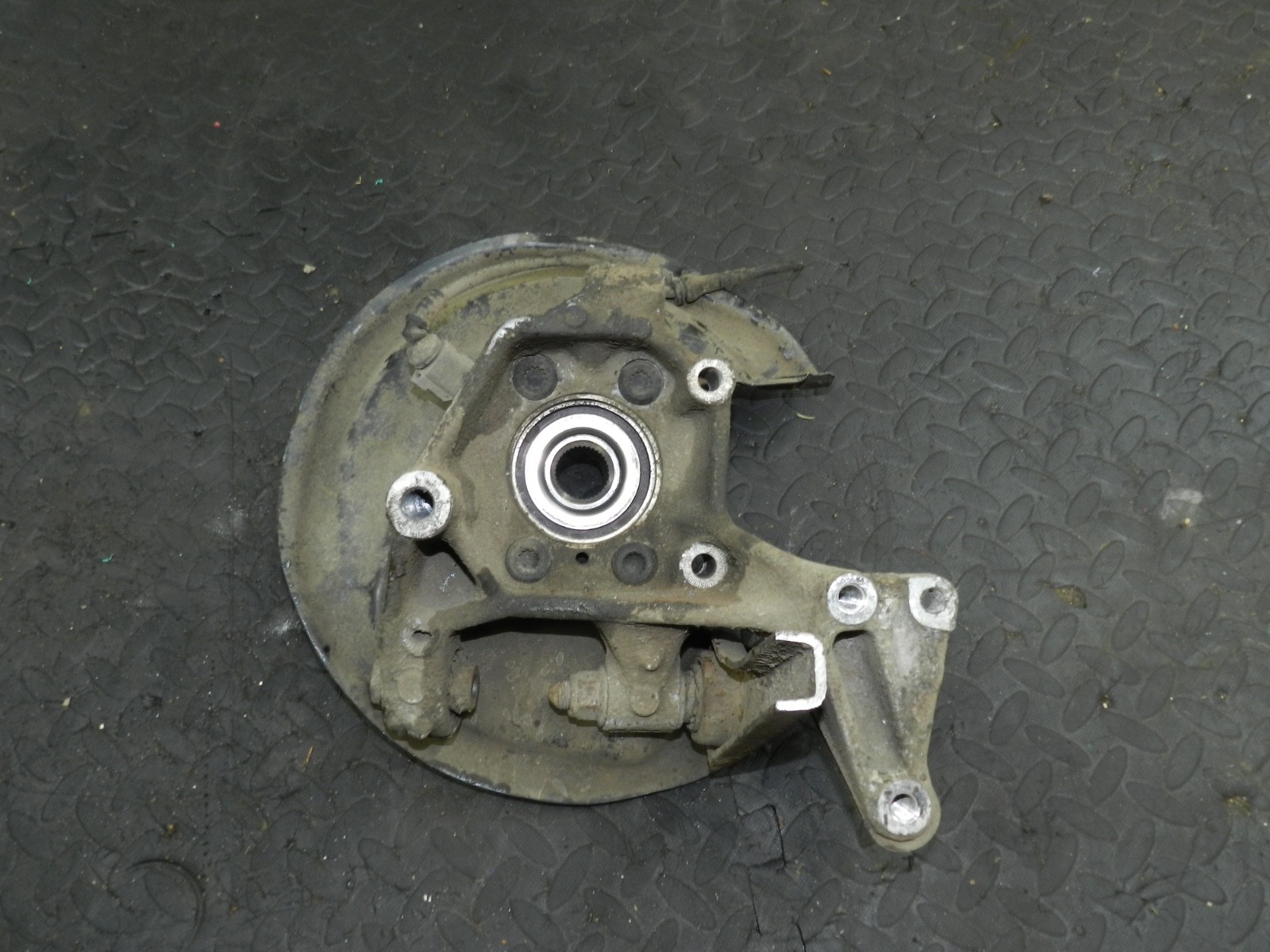 167. 2008 SKODA OCTAVIA SCOUT 4X4. PASSENGER SIDE REAR WHEEL HUB STUB AXLE - Image 3