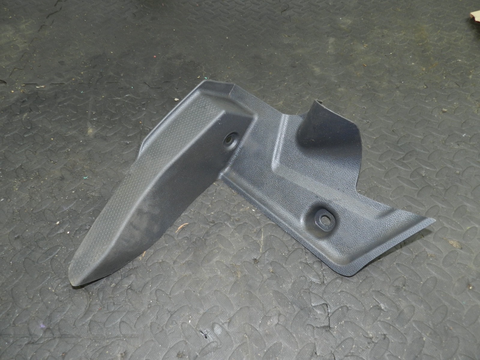 167. 2008 SKODA OCTAVIA SCOUT 4X4. FOOT REST PLANE TRIM