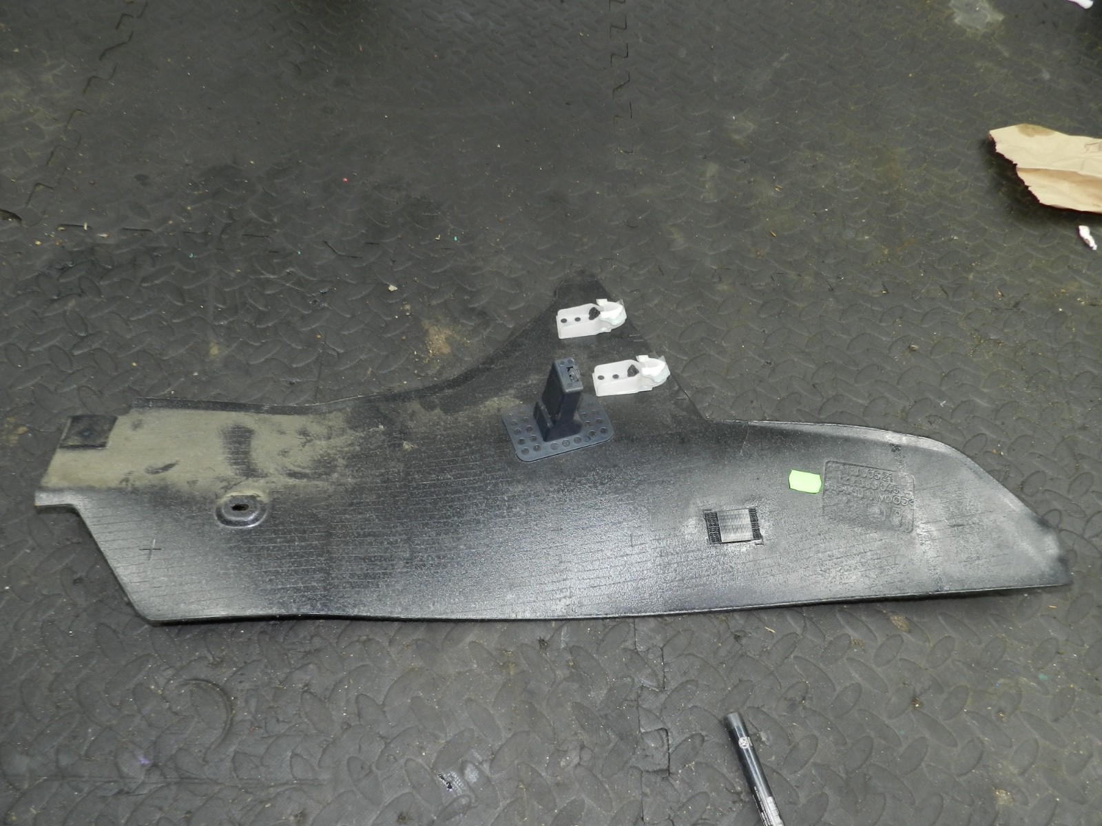 167. 2008 SKODA OCTAVIA SCOUT 4X4. CENTRE CONSOLE SIDE PANEL - Image 2