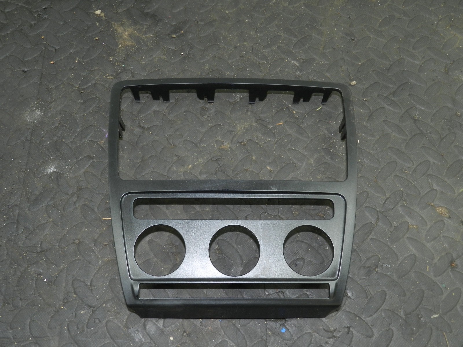 167. 2008 SKODA OCTAVIA SCOUT 4X4. CENTRE CONSOLE TRIM