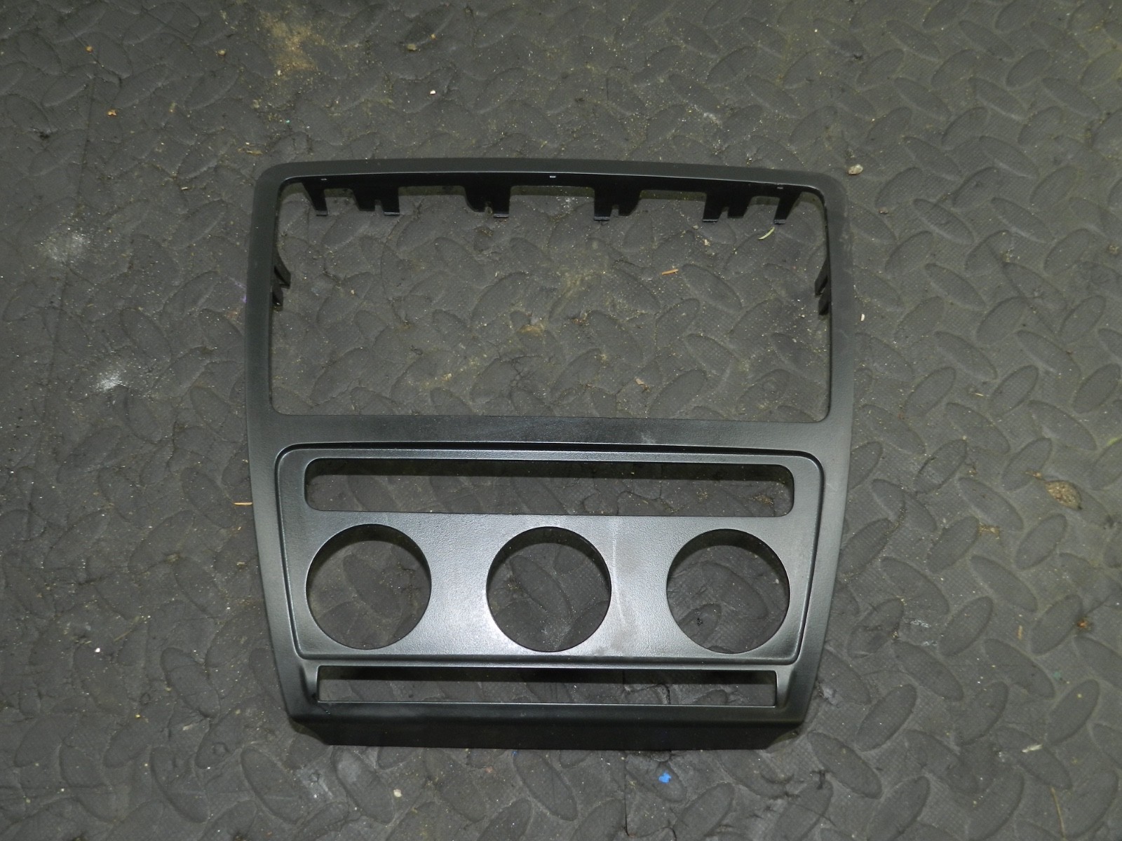 167. 2008 SKODA OCTAVIA SCOUT 4X4. CENTRE CONSOLE TRIM - Image 2