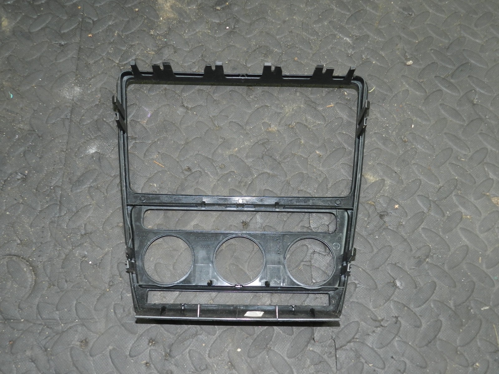 167. 2008 SKODA OCTAVIA SCOUT 4X4. CENTRE CONSOLE TRIM - Image 3