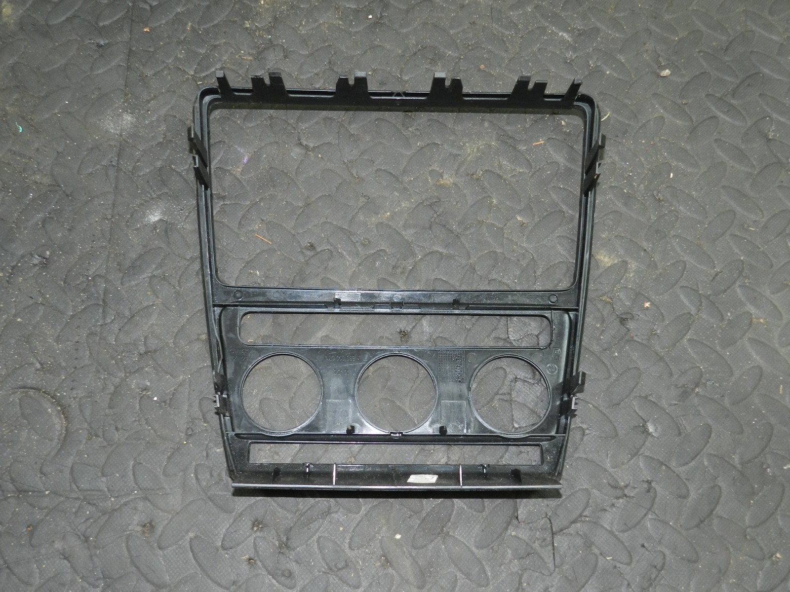 167. 2008 SKODA OCTAVIA SCOUT 4X4. CENTRE CONSOLE TRIM - Image 4