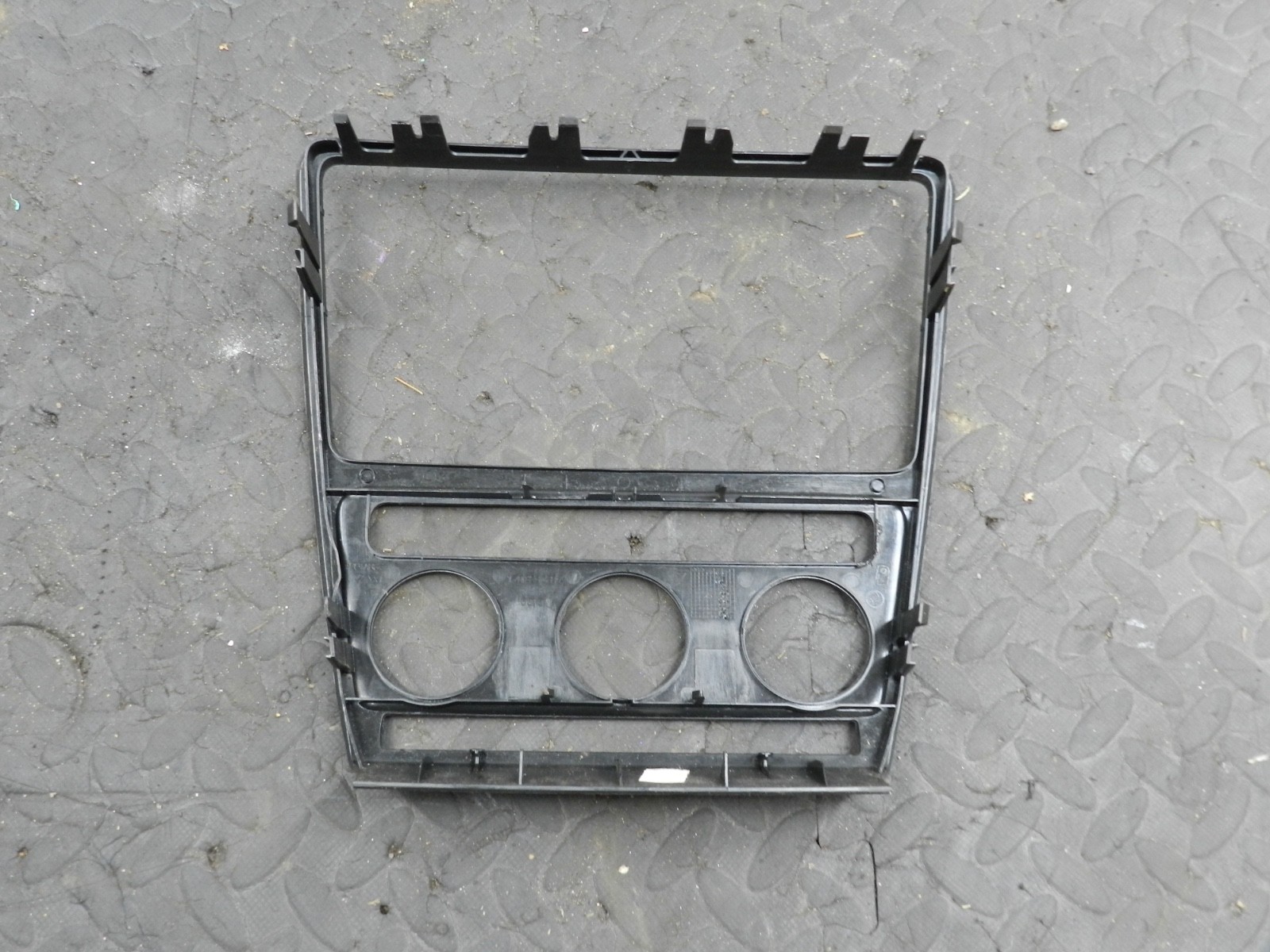 167. 2008 SKODA OCTAVIA SCOUT 4X4. CENTRE CONSOLE TRIM - Image 5