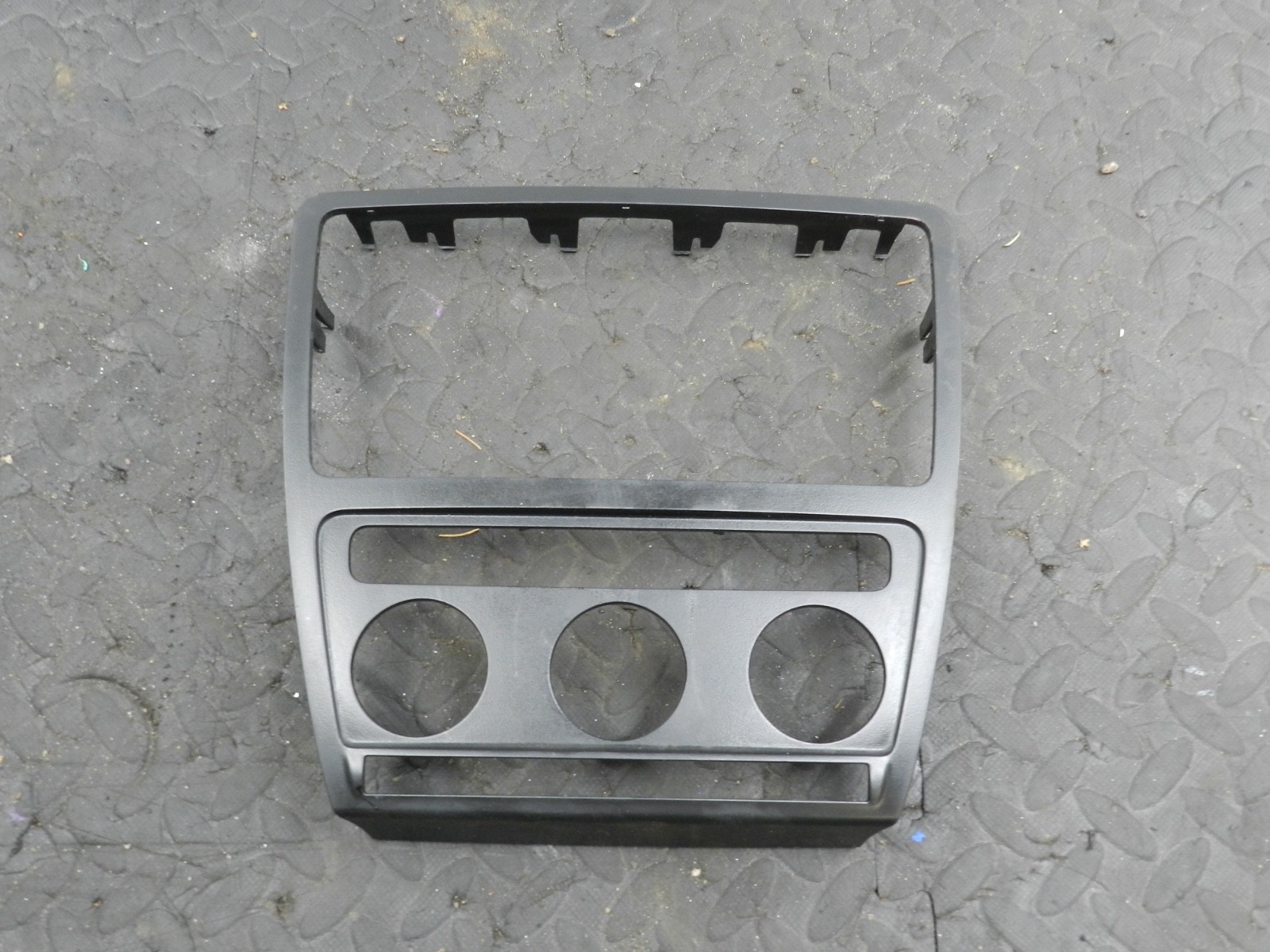 167. 2008 SKODA OCTAVIA SCOUT 4X4. CENTRE CONSOLE TRIM - Image 6