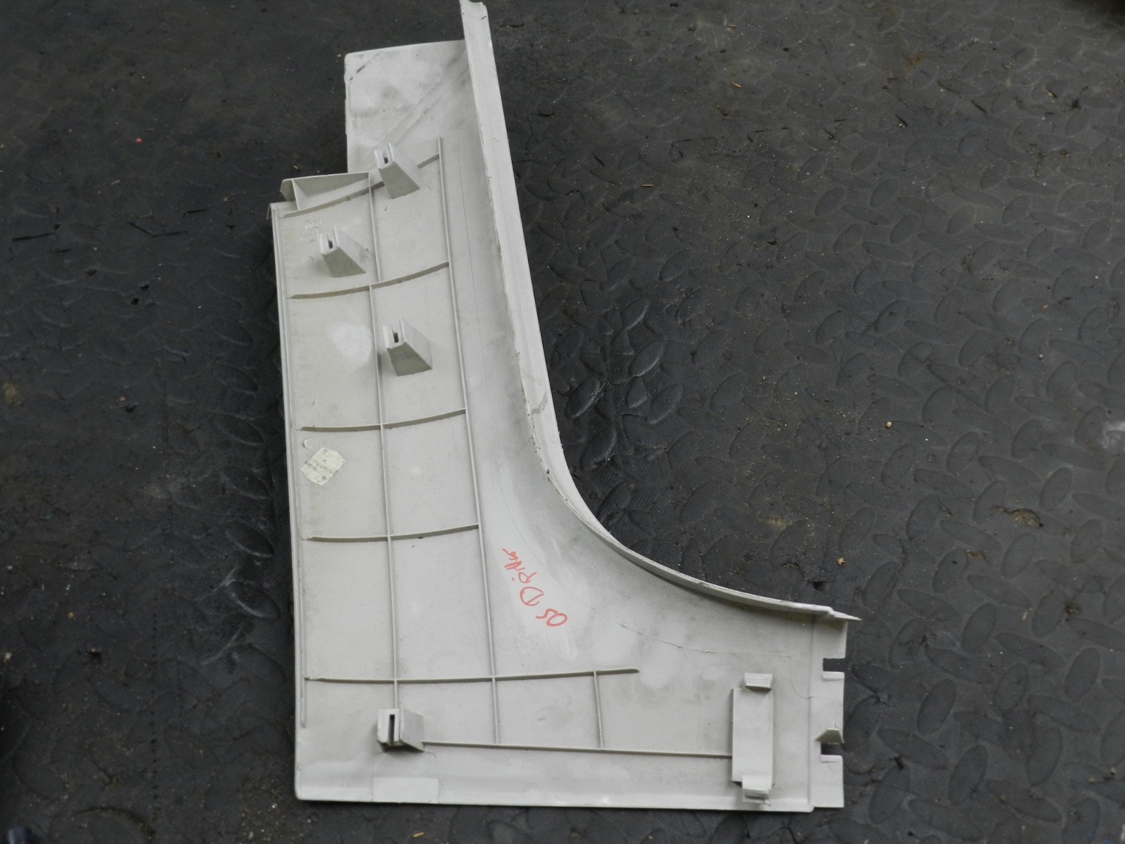 167. 2008 SKODA OCTAVIA SCOUT 4X4. DRIVER SIDE D PILLAR TRIM - Image 3