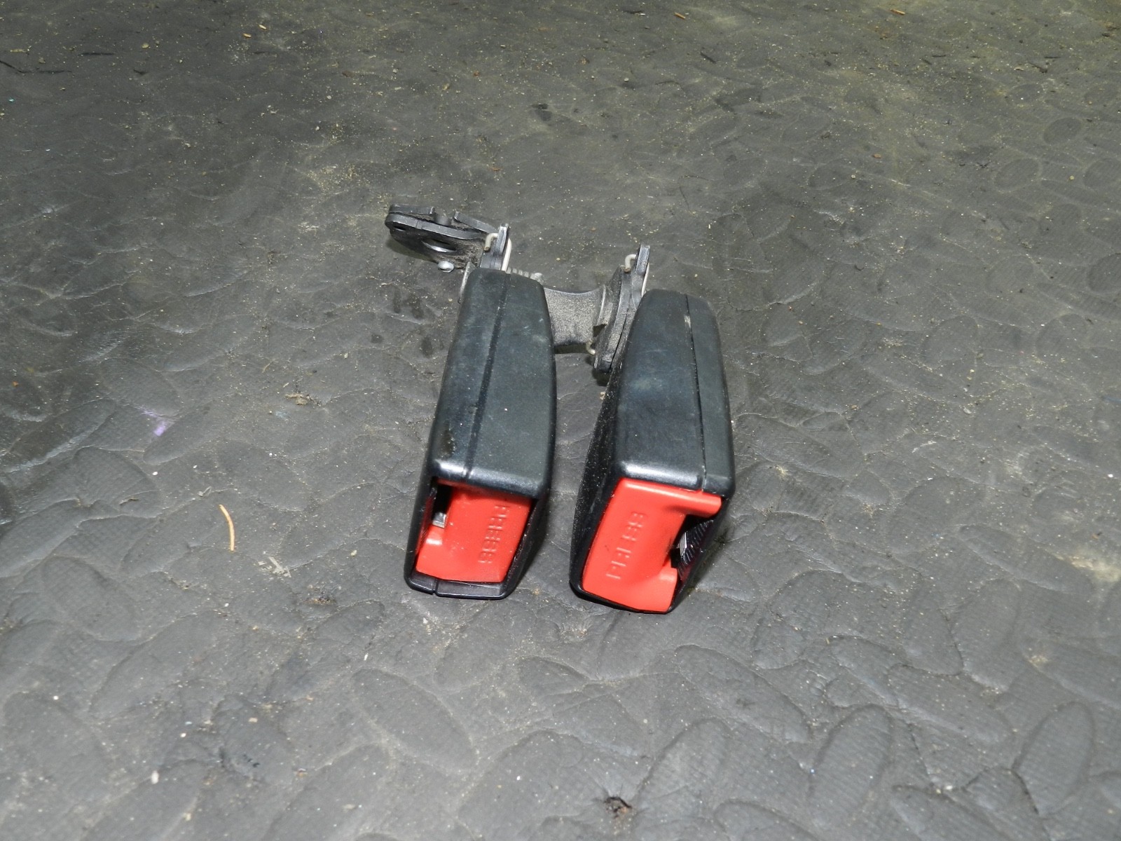 167. 2008 SKODA OCTAVIA SCOUT 4X4. REAR SEAT DOUBLE BUCKLE CLIPS