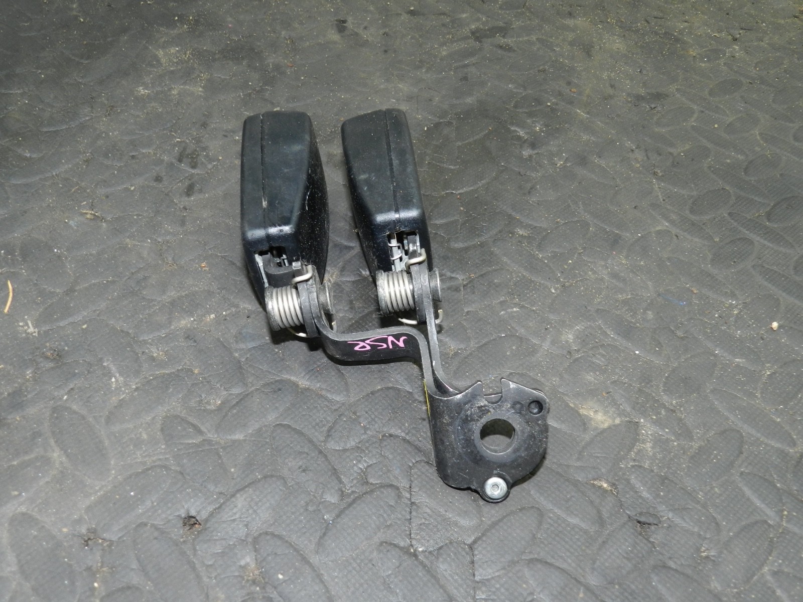 167. 2008 SKODA OCTAVIA SCOUT 4X4. REAR SEAT DOUBLE BUCKLE CLIPS - Image 2