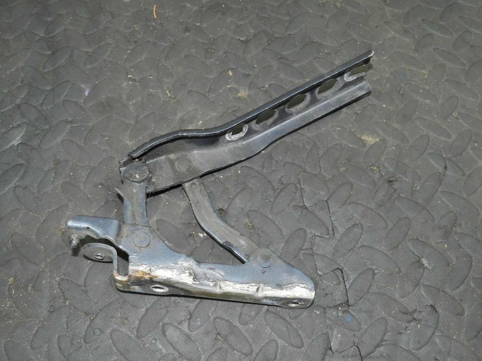 167. 2008 SKODA OCTAVIA SCOUT 4X4. BONNET HINGE