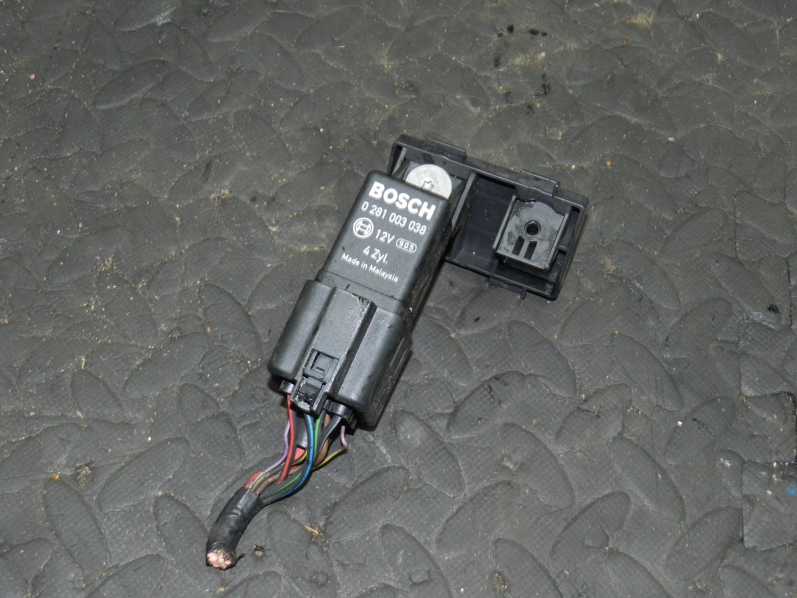 167. 2008 SKODA OCTAVIA SCOUT 4X4. RELAY 0281003038 GLOW PLUG