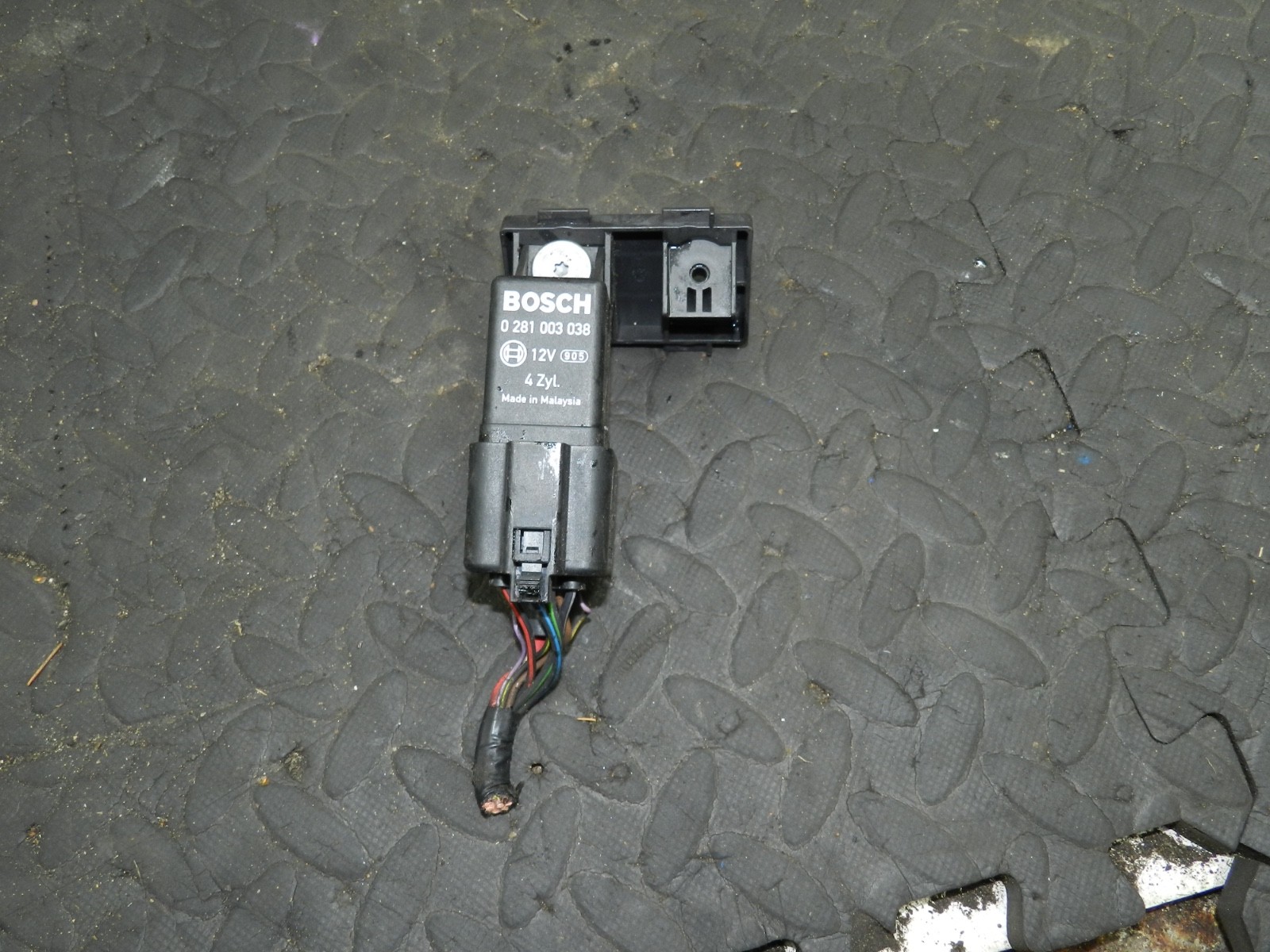 167. 2008 SKODA OCTAVIA SCOUT 4X4. RELAY 0281003038 GLOW PLUG - Image 2
