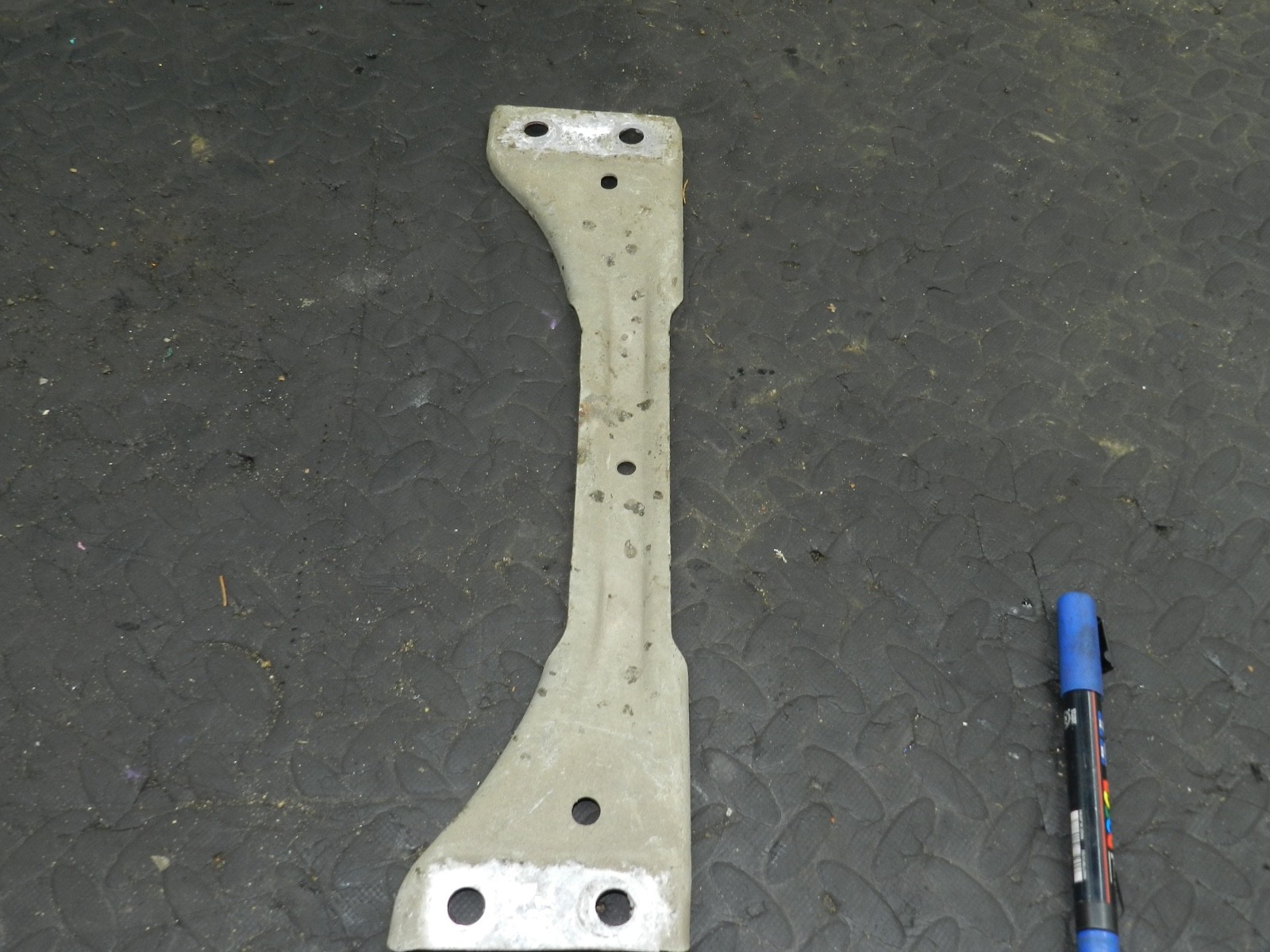 167. 2008 SKODA OCTAVIA SCOUT 4X4. UNDER CAR STRUT BRACE BODY SUPPORT