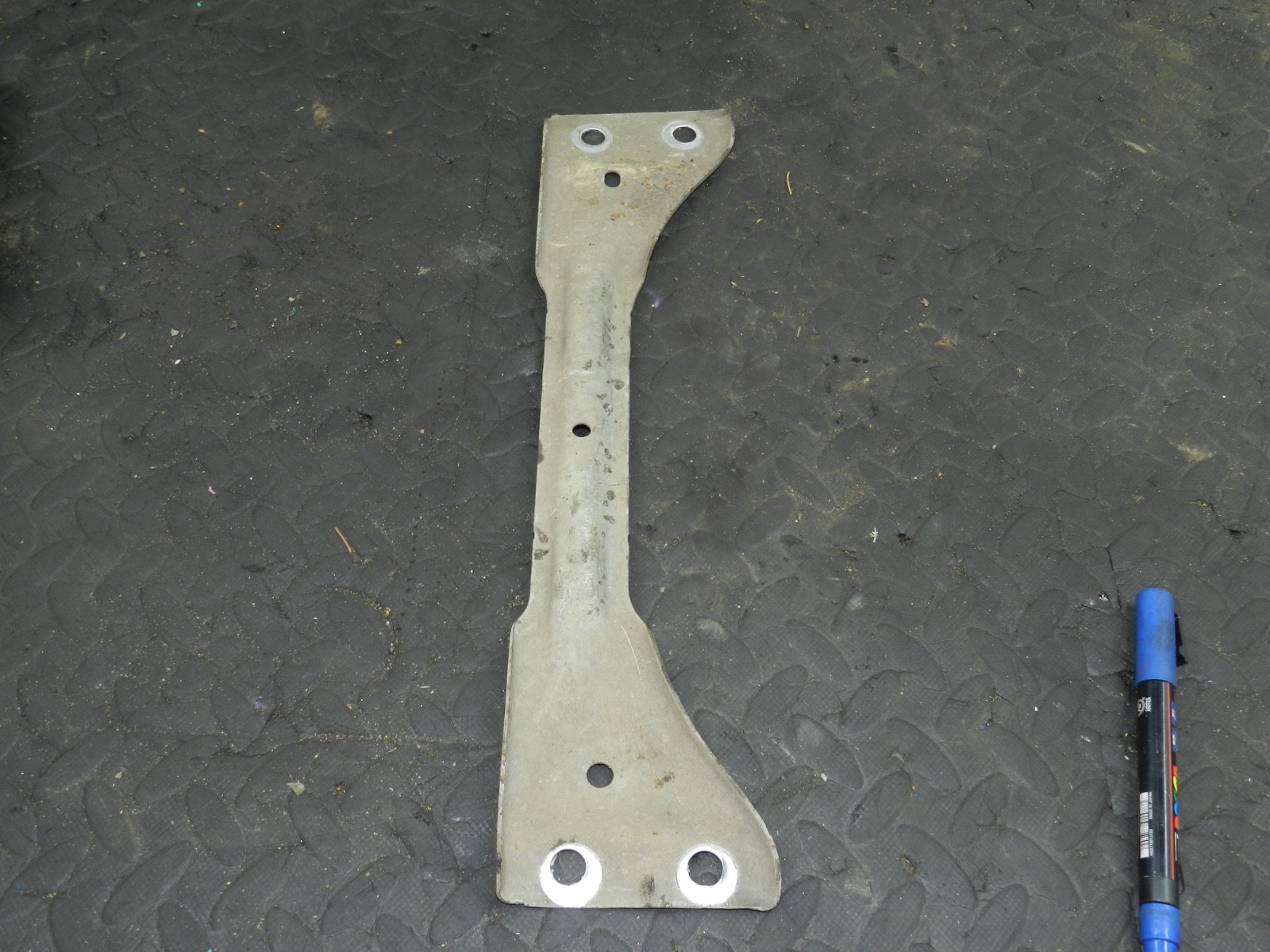 167. 2008 SKODA OCTAVIA SCOUT 4X4. UNDER CAR STRUT BRACE BODY SUPPORT - Image 3