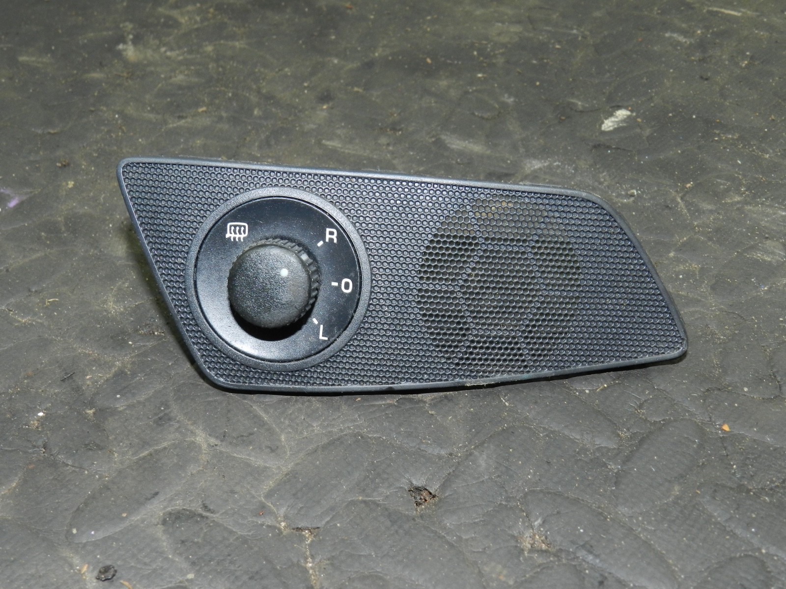 167. 2008 SKODA OCTAVIA SCOUT 4X4. WING MIRROR CONTROL SWITCH
