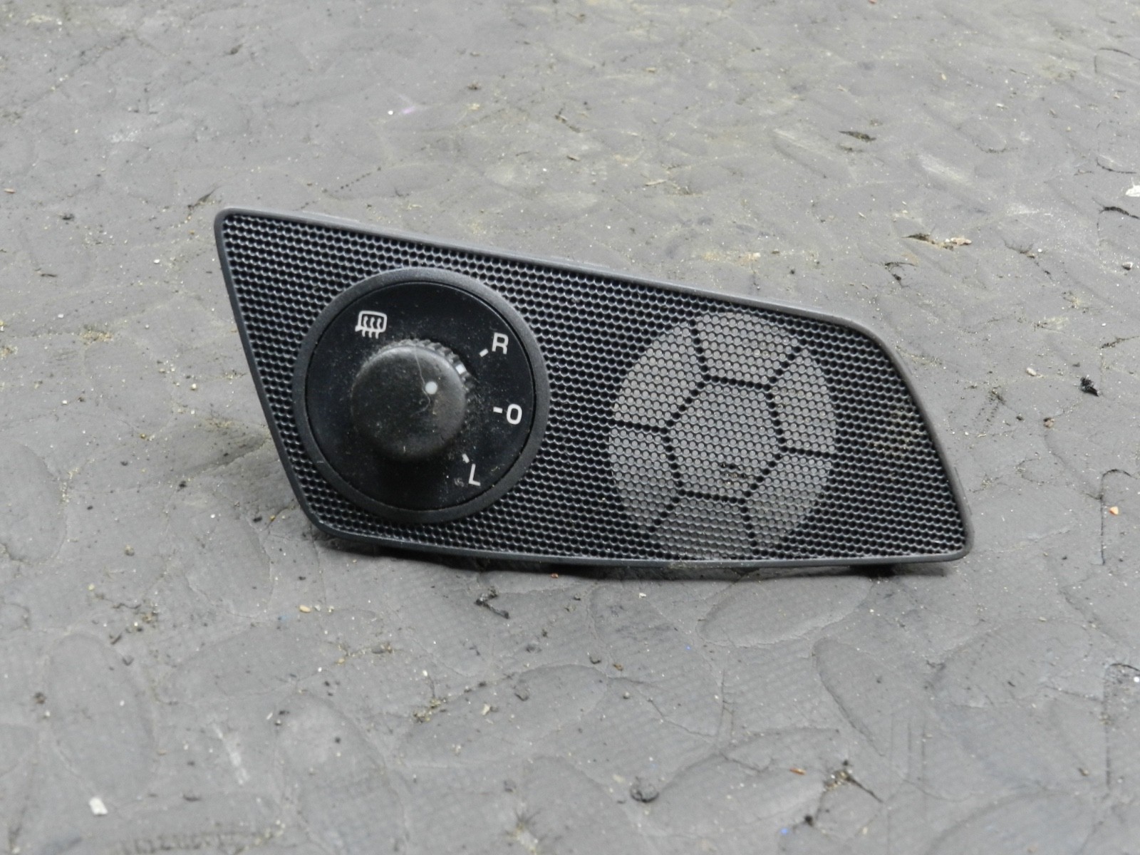 167. 2008 SKODA OCTAVIA SCOUT 4X4. WING MIRROR CONTROL SWITCH - Image 3