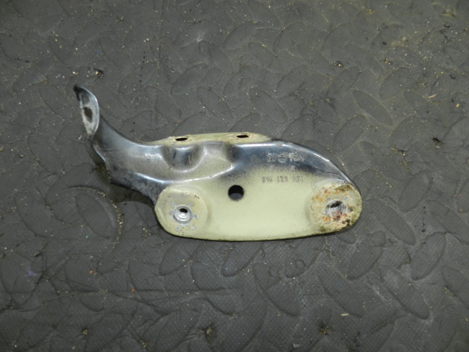 167. 2008 SKODA OCTAVIA SCOUT 4X4. DRIVER SIDE WING MOUNT FRAME