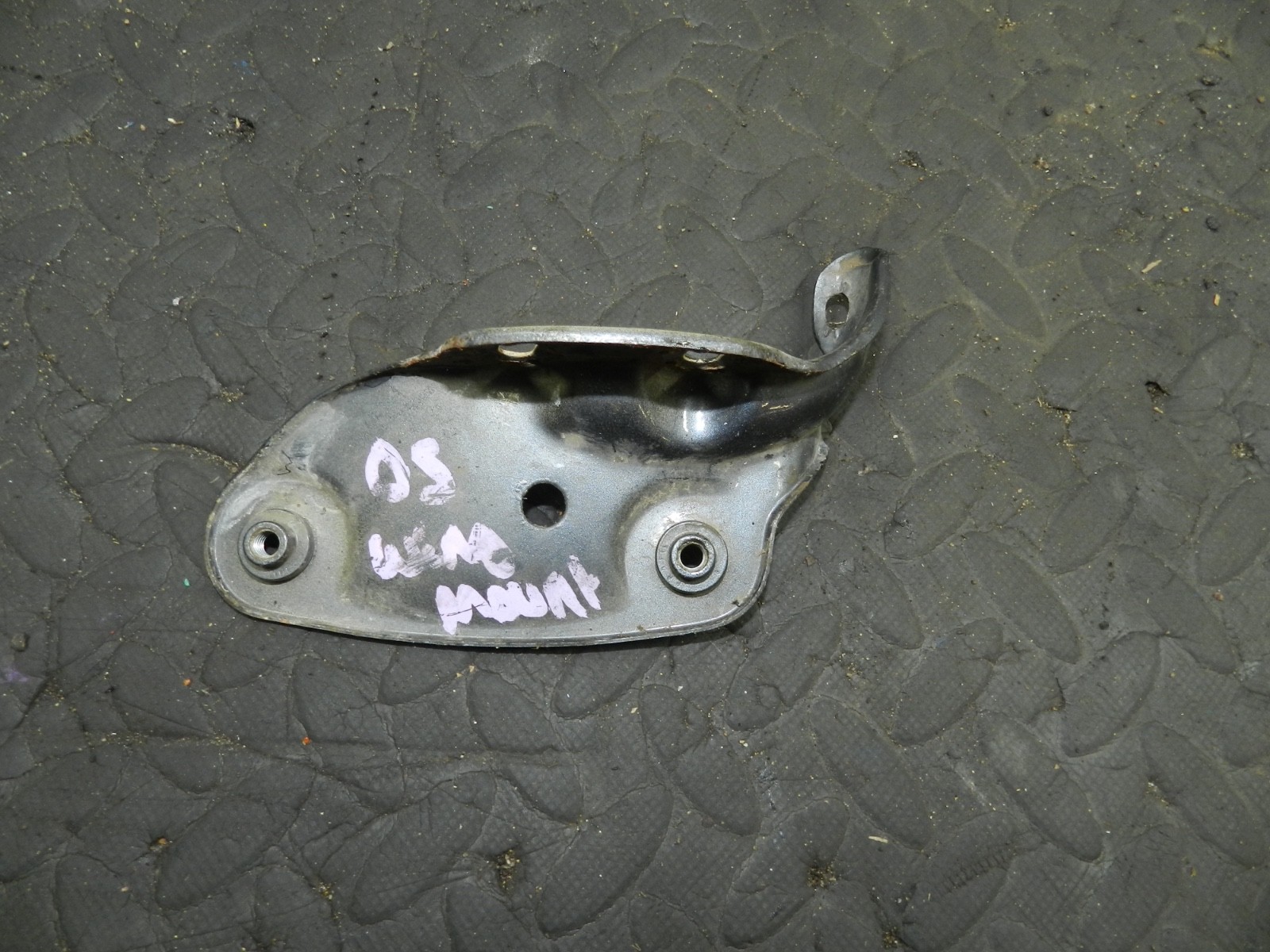 167. 2008 SKODA OCTAVIA SCOUT 4X4. DRIVER SIDE WING MOUNT FRAME - Image 2