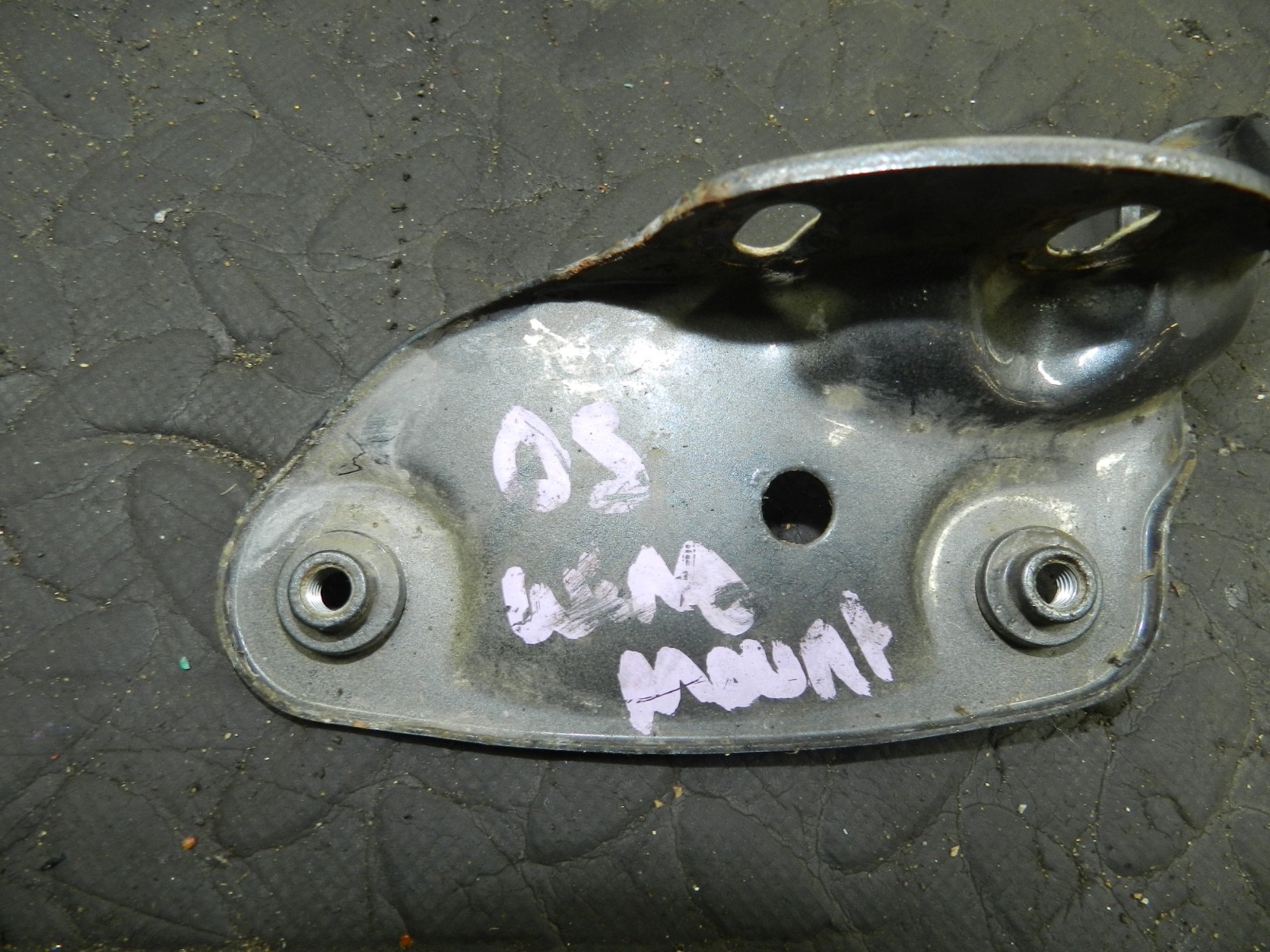 167. 2008 SKODA OCTAVIA SCOUT 4X4. DRIVER SIDE WING MOUNT FRAME - Image 3