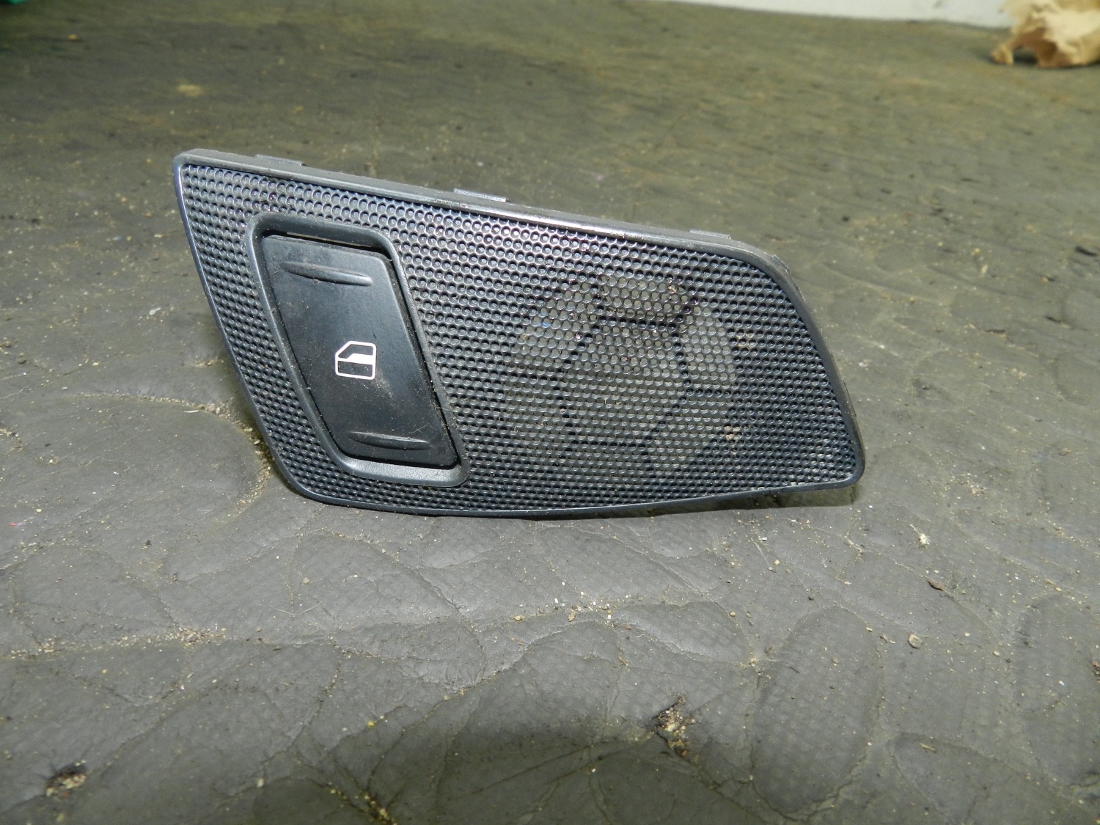167. 2008 SKODA OCTAVIA SCOUT 4X4. DRIVER SIDE REAR WINDOW SWITCH