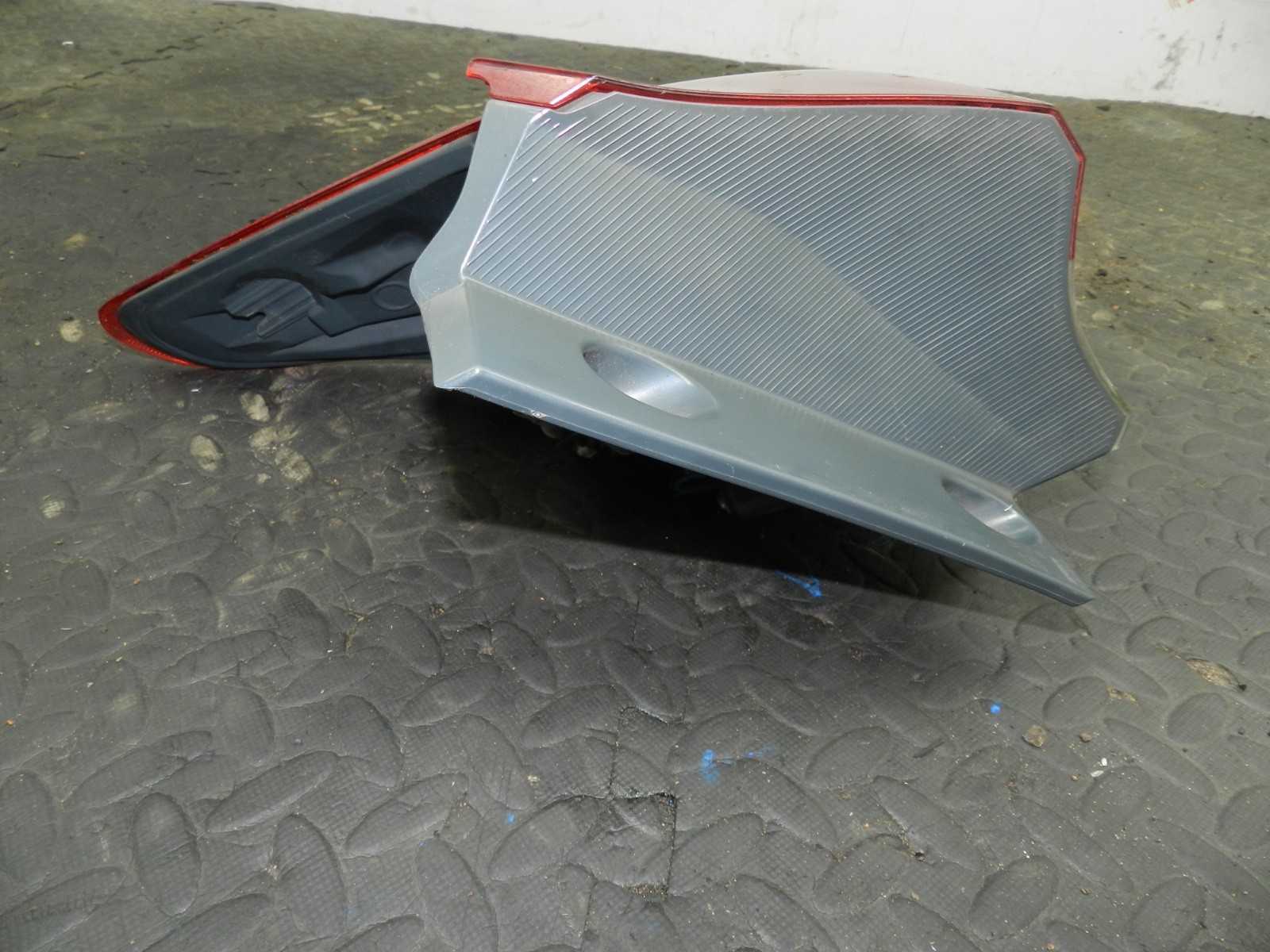 169. TOYOTA AURIS. 1.6 DIESEL. DRIVER SIDE REAR OUTER LIGHT UNIT - Image 3